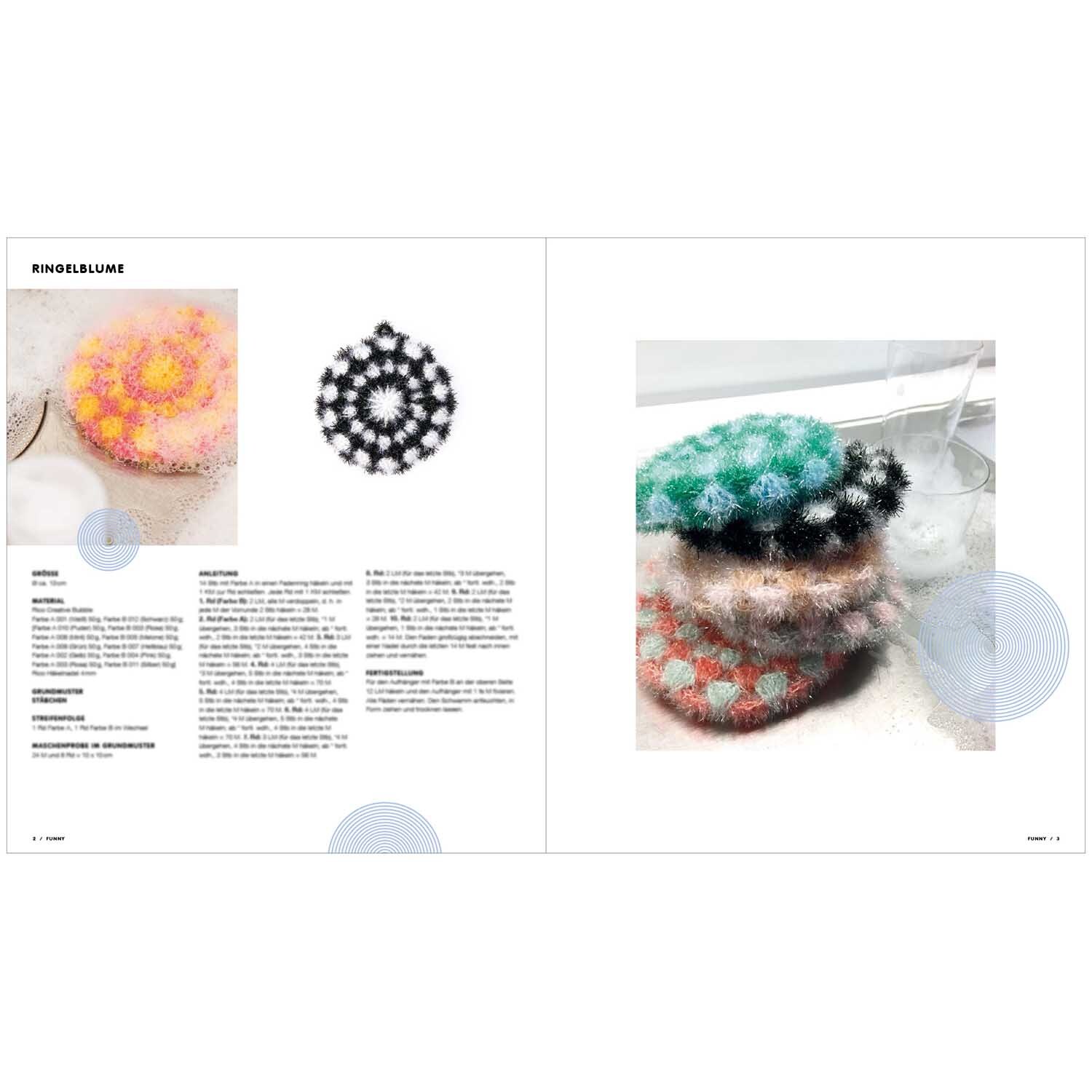 Creative Bubble Funny - Gehäkelte Spülschwämme in bunten Farben von Rico Design, gestapelt auf einer Seite eines Buches.