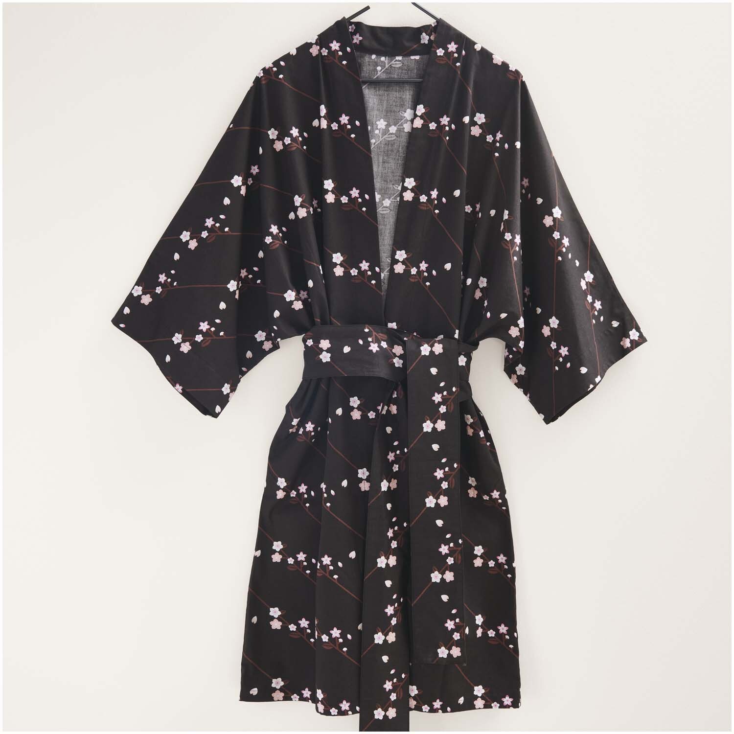 Meterware Baumwoll-Popelin schwarz Sakura Zweige von Rico Design Meterware Baumwoll-Popelin schwarz Sakura Zweige zeigt einen Kimono mit zarten Blütenmustern. Ideal für stilvolle Nähprojekte.