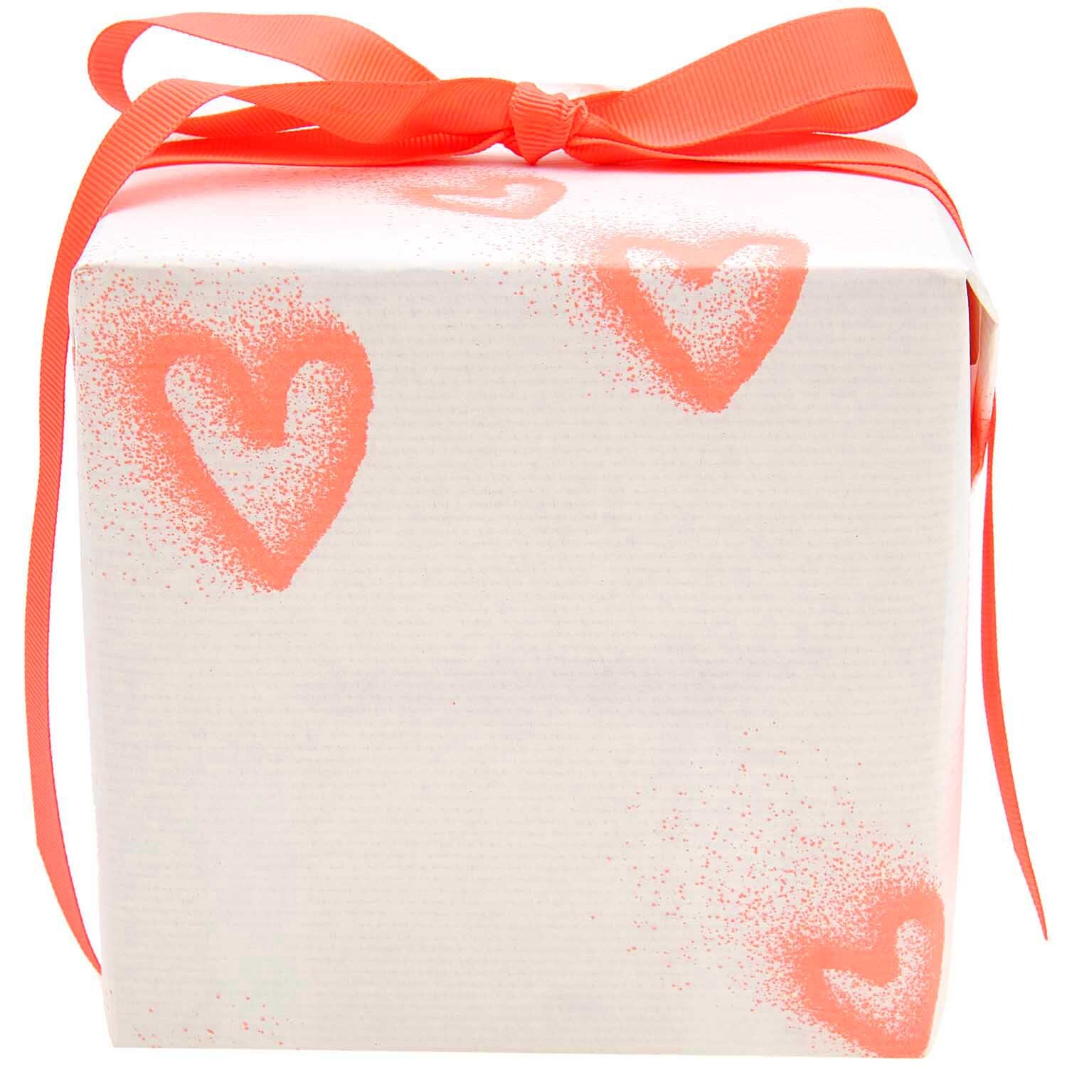 Paper Poetry Geschenkpapier Sprayherzen neon rot 200x70cm 70g/m² von Rico Design Paper Poetry Geschenkpapier mit neonroten Sprayherzen, verpackt als Geschenk mit rotem Band. Ideal für kreative Verpackungen.