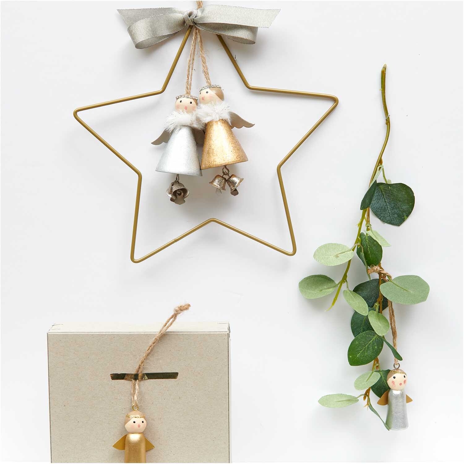 Holzhänger Engel gold 5cm von Rico Design Holzhänger Engel gold 5cm von Rico Design: Zwei Engel an einem goldenen Stern mit Eukalyptuszweig.