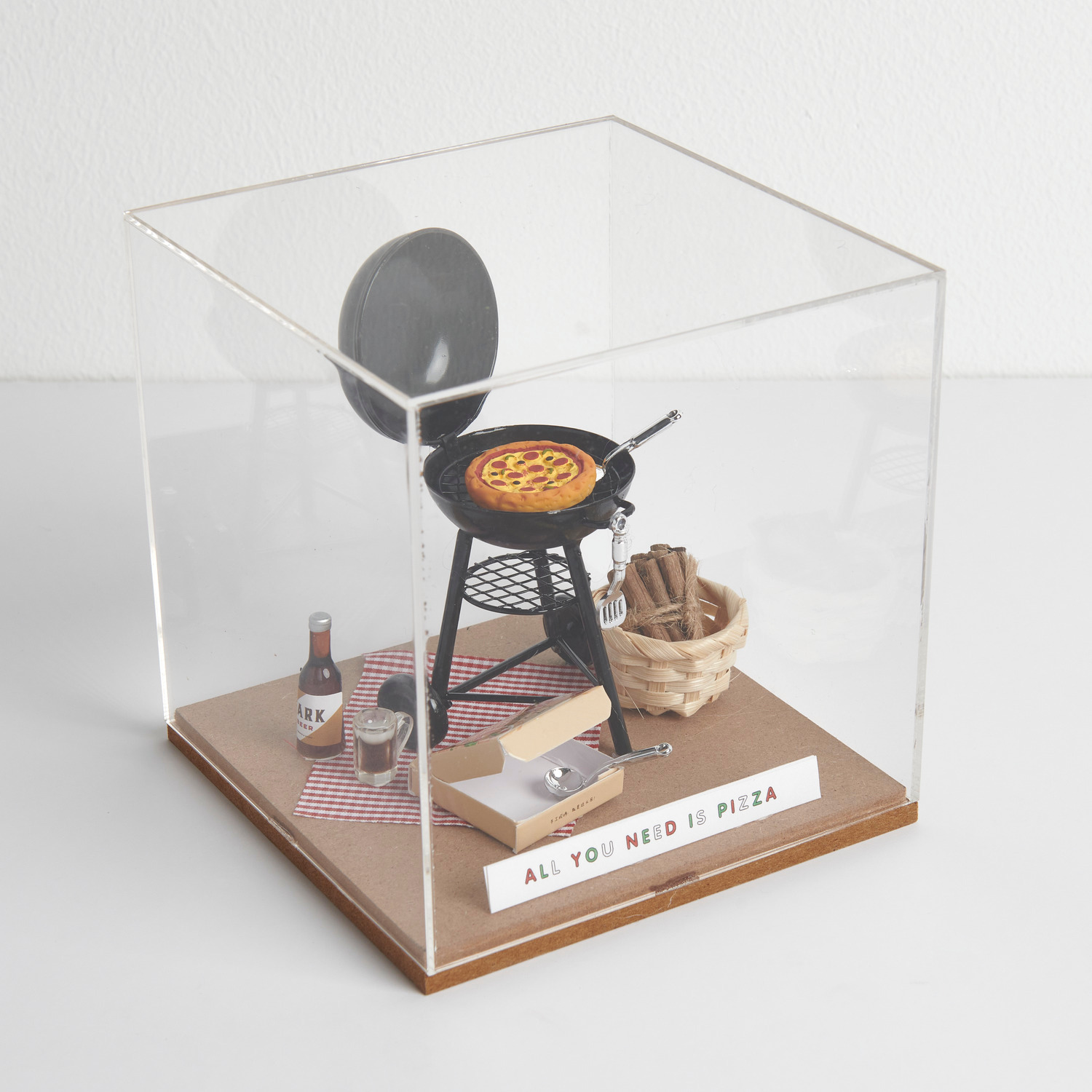 Gril miniature rond 8,5x5,5x5,5cm from Rico Design Miniatur Grill rund in einer Dekohaube mit Pizza im Karton und Bambuskorb, von Rico Design.