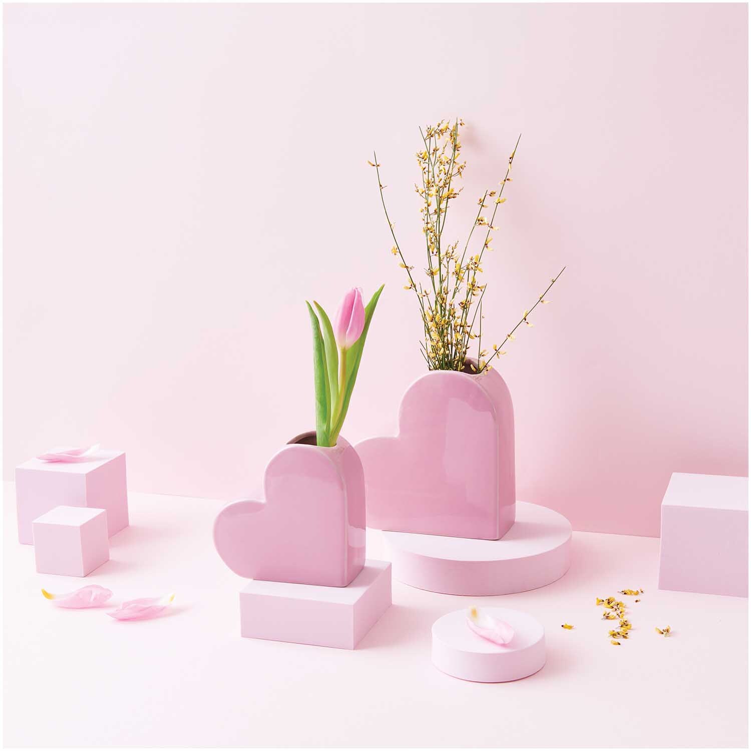 Keramik Vase Herz klein 12x5,5x12cm Farbe Rosa von Rico Design Keramik Vase Herz klein 12x5,5x12cm mit Tulpe und Zweigen, dekorativ arrangiert auf rosa Hintergrund.