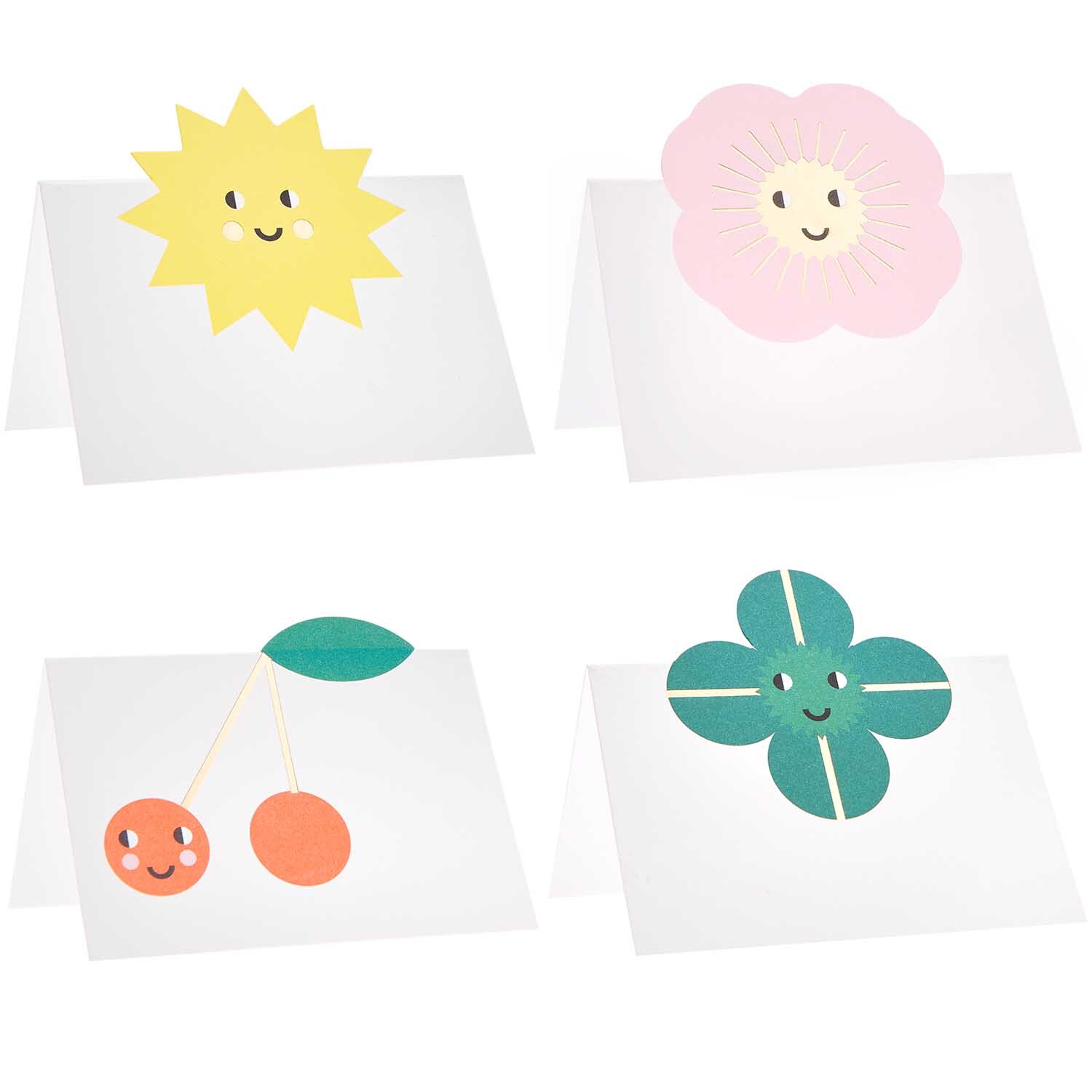 Paper Poetry Tischkarten Mix mit fröhlichen Motiven: Sonne, Blume, Kirschen und Kleeblatt. Perfekt für kreative Tischdekorationen.