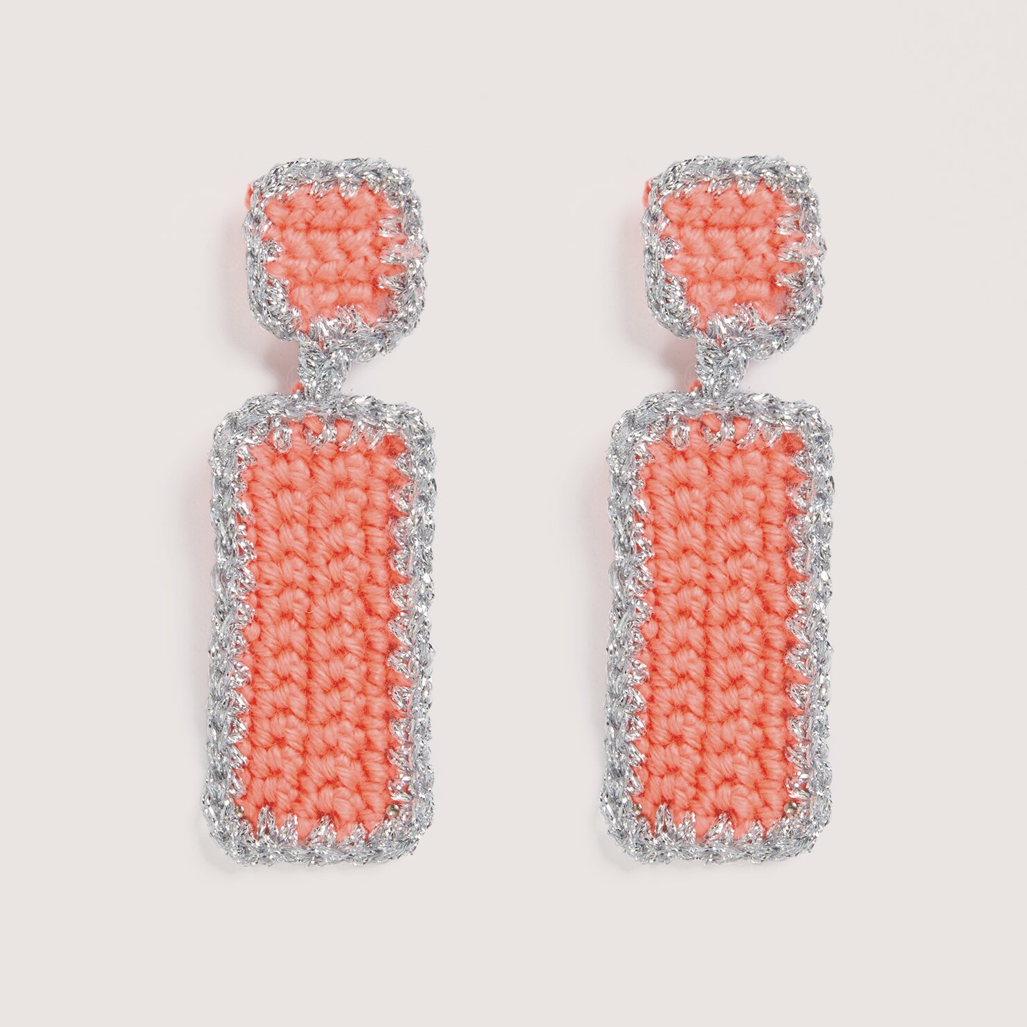 Häkelset Ohrringe Modell 10: Neon-Orange und silberne Ohrringe aus Creative Ricorumi Garn.