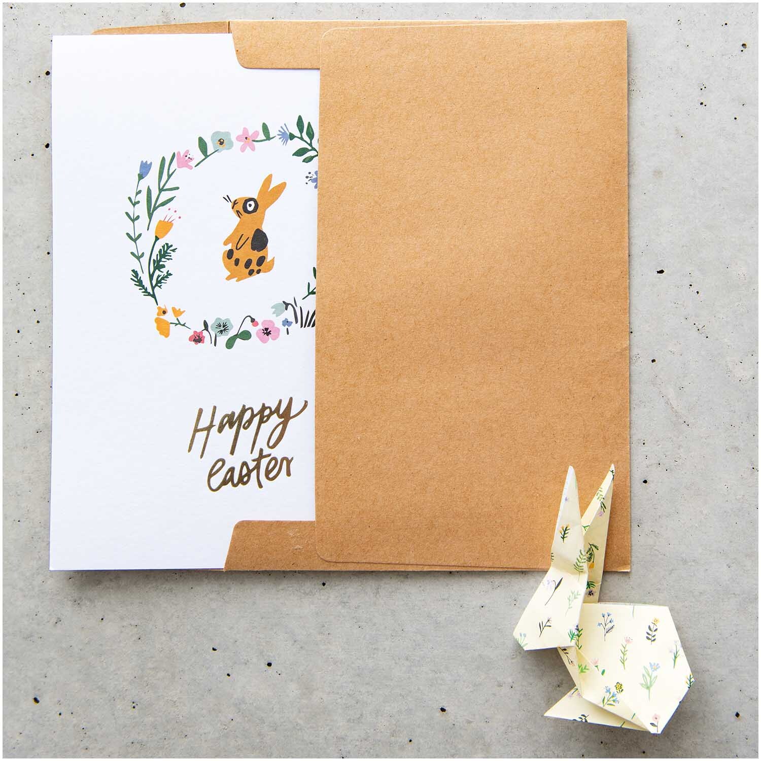 Paper Poetry Postkartenblock Bunny Hop 15 Stück von Rico Design Paper Poetry Postkartenblock Bunny Hop 15 Stück zeigt eine Osterkarte mit Hase und Blumenkranz.