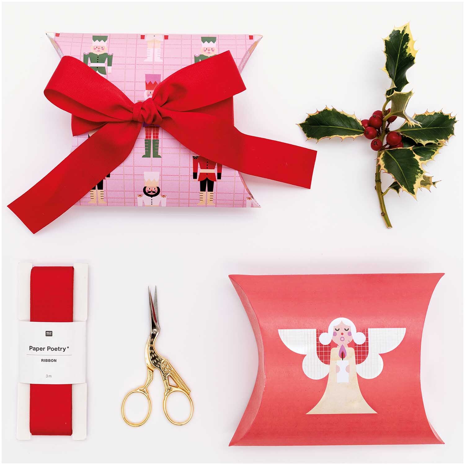 Paper Poetry Geschenkschachtel Weihnachtsfiguren 4 Stück von Rico Design Paper Poetry Geschenkschachtel Weihnachtsfiguren 4 Stück, dekoriert mit rotem Band, Schere und Stechpalme auf weißem Hintergrund.