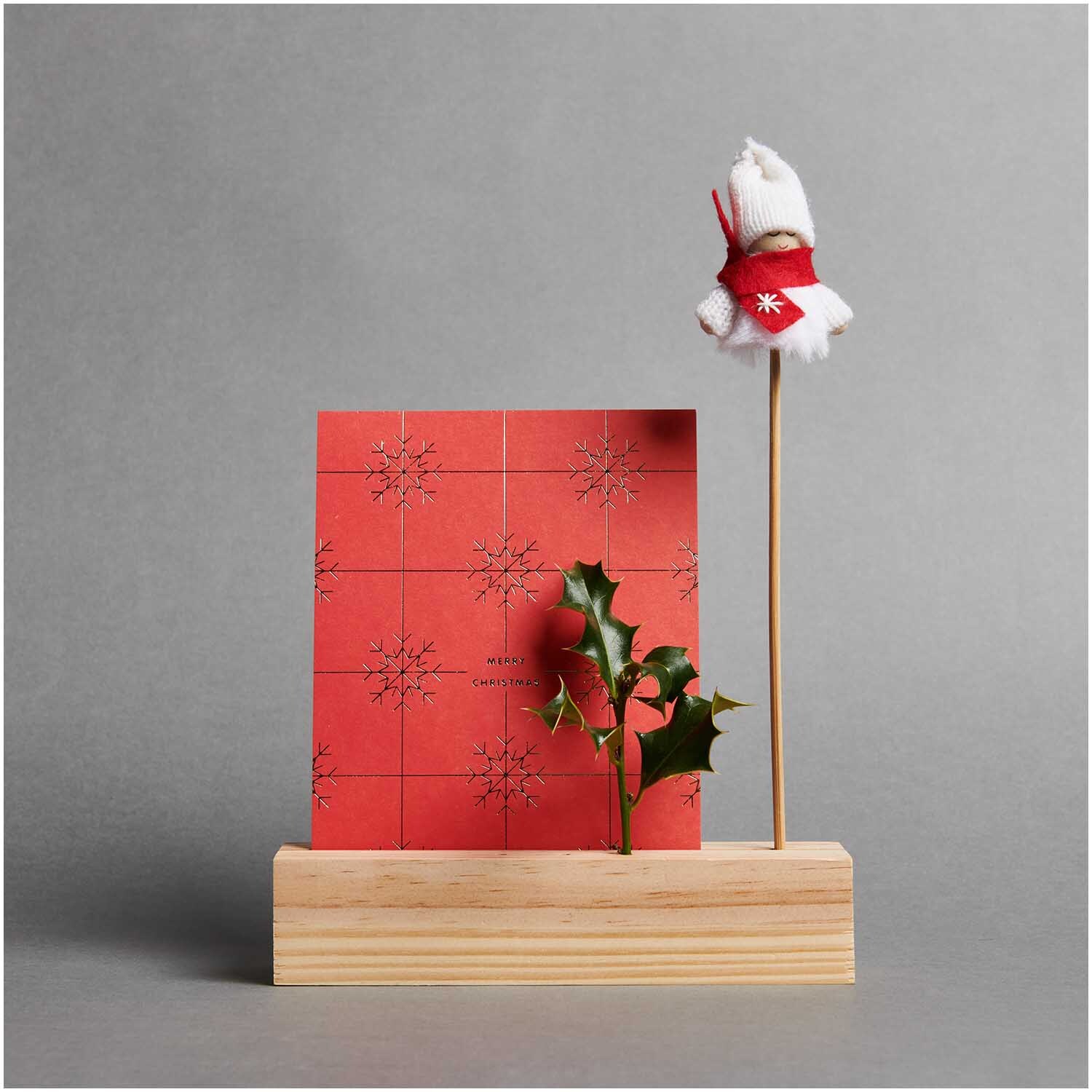 Paper Poetry Postkartenblock I love Christmas 10 Stück von Rico Design Paper Poetry Postkartenblock I love Christmas 10 Stück, rote Karte mit Schneeflockenmotiv, dekoriert mit Holzständer und weihnachtlichem Accessoire.