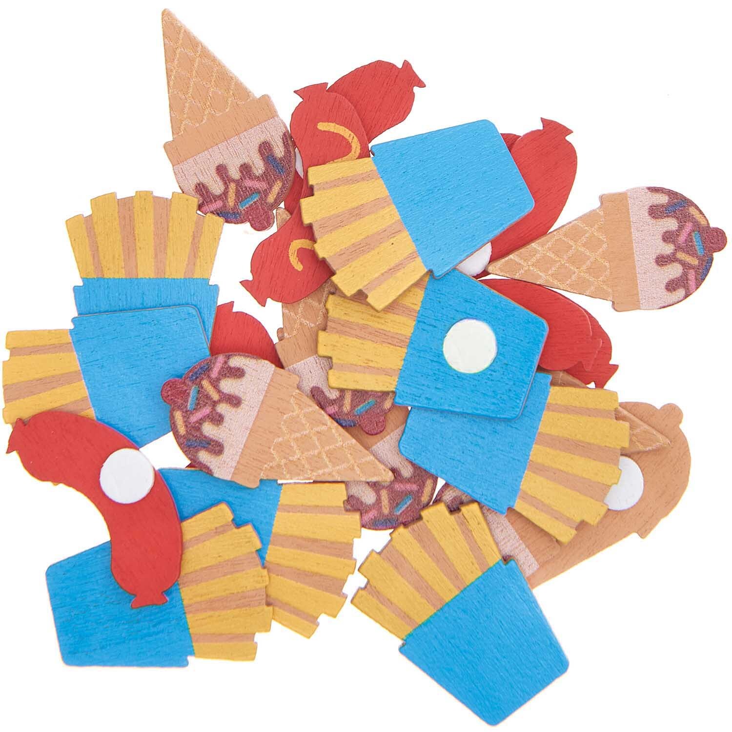 Holzsticker Snack Mix 24 Stück: Bunte Holzsticker in Form von Pommes, Eis und Würstchen, ideal für kreative Bastelprojekte.