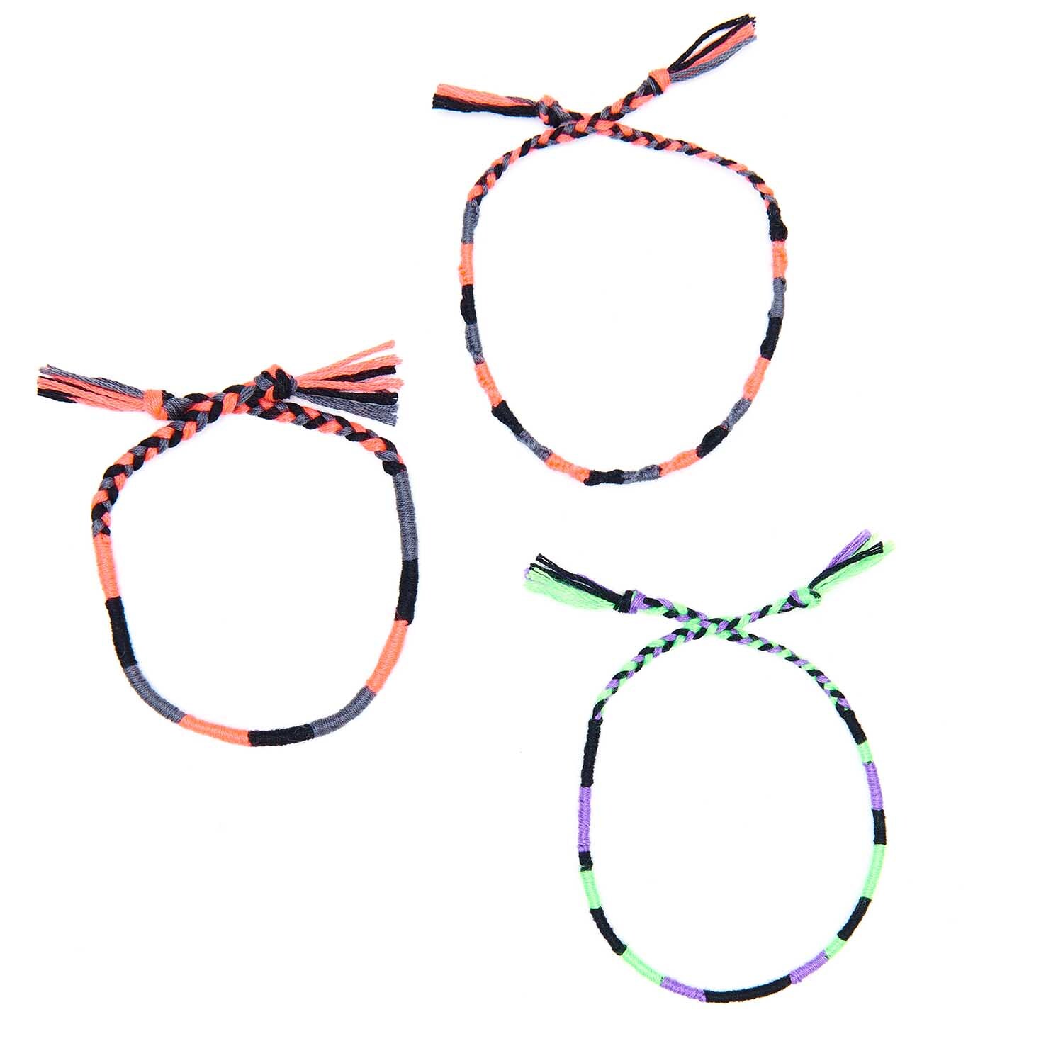 Set de fils à broder Multicolour Fashion 24 pièces 24-teilig from Rico Design Stickgarn Set Multicolour Fashion: Drei bunte Armbänder aus mehrfarbigem Garn, 24-teilig von Rico Design.