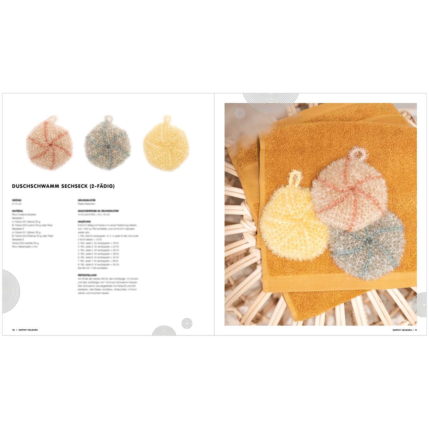 Creative Bubble - Earthy Colours: Drei bunte Duschschwämme auf einem gelben Handtuch arrangiert.