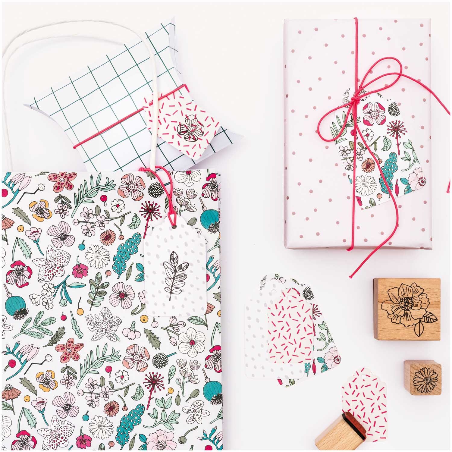 Paper Poetry Geschenkanhänger Hygge Flowers von Rico Design, dekoriert mit floralen Mustern auf Geschenken und Verpackungen. Ideal für kreative Geschenkideen.