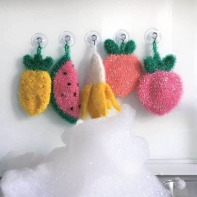 Creative Bubble: Bunte, fruchtförmige Schwämme von Rico Design hängen an Saugnäpfen über Schaum.