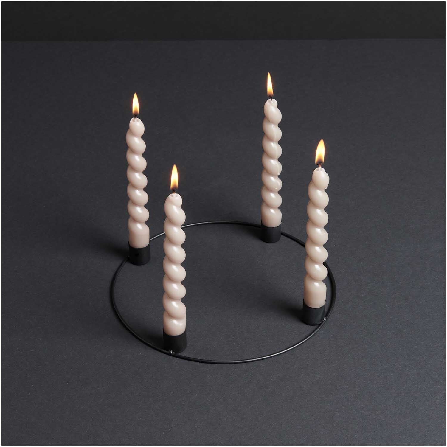 Metallring Adventskranz Ø 25cm Farbe Schwarz Matt von Rico Design Metallring Adventskranz Ø 25cm mit vier brennenden, gedrehten Kerzen auf schwarzem Untergrund.