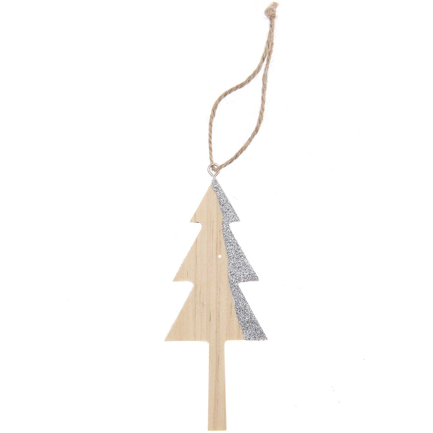 Holzhänger Tannenbaum natur-silber Größe 12cm von Rico Design Holzhänger Tannenbaum natur-silber von Rico Design: Ein dekorativer Baum aus Holz mit silbernem Akzent und Aufhängeschnur.