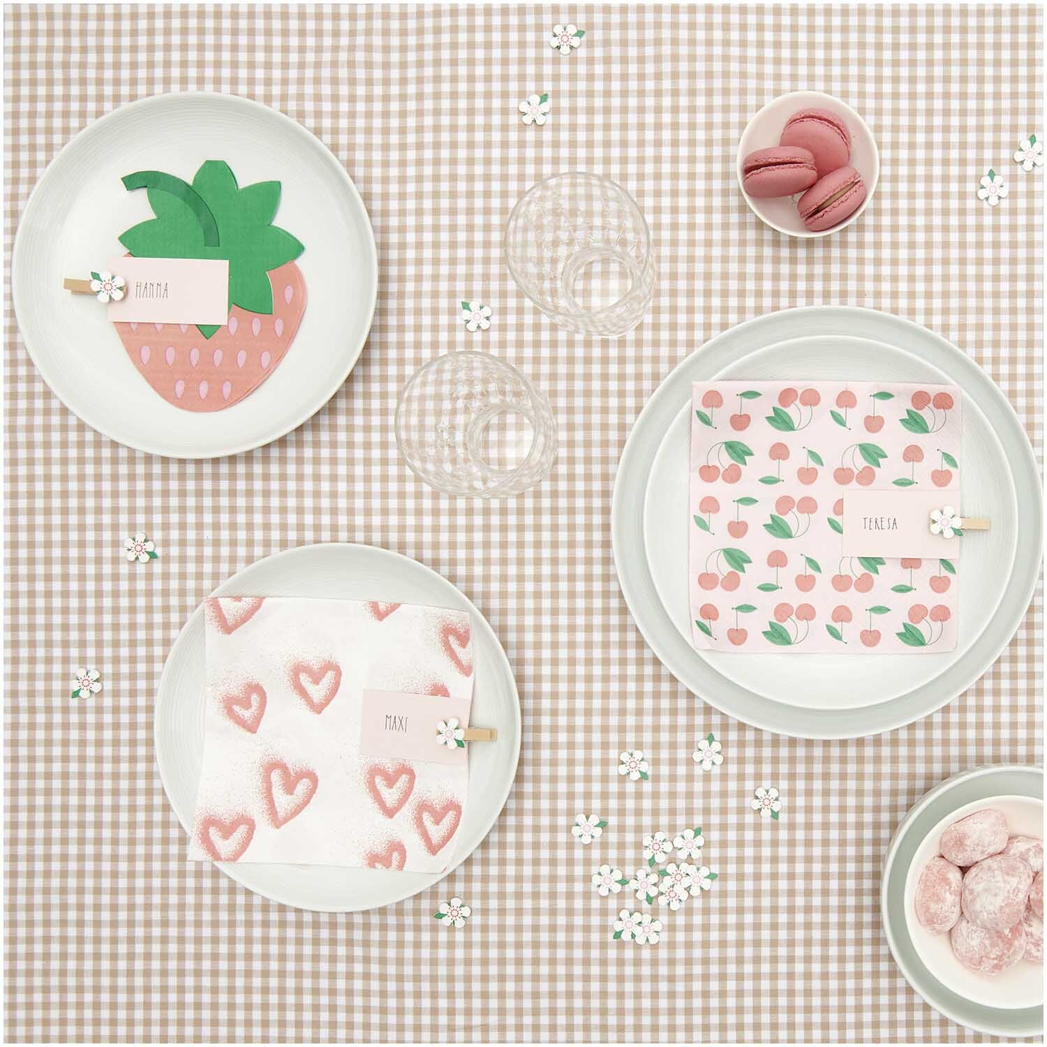 Servietten Spray Herzen 33x33cm 20 Stück von Rico Design Servietten Spray Herzen 33x33cm 20 Stück von Rico Design auf einem gedeckten Tisch mit rosa Herz- und Fruchtmotiven.