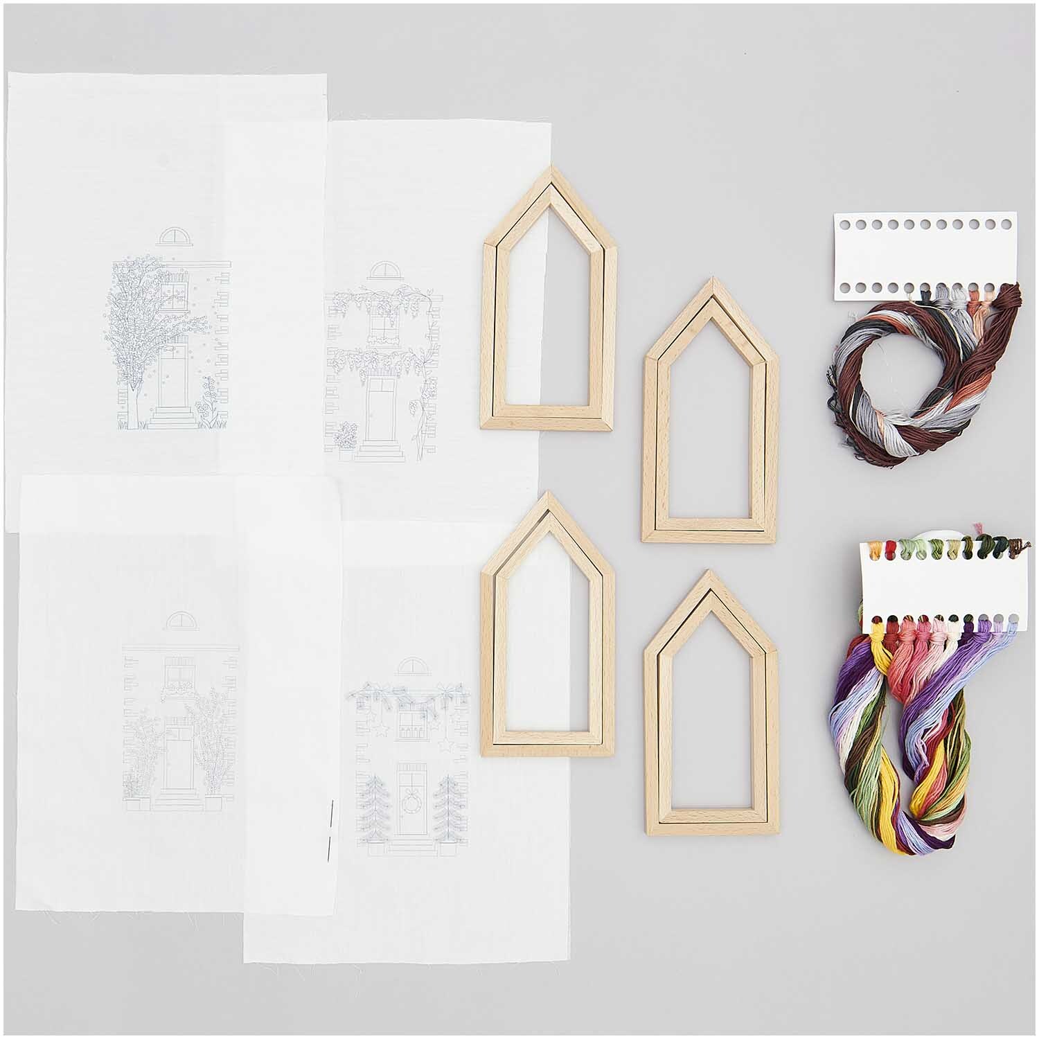 Stickpackung Häuser 4 Jahreszeiten klein vorgezeichnet: Set mit Holzrahmen, Garn und Stoff, ideal für kreative Stickprojekte. Maße 9x18cm.