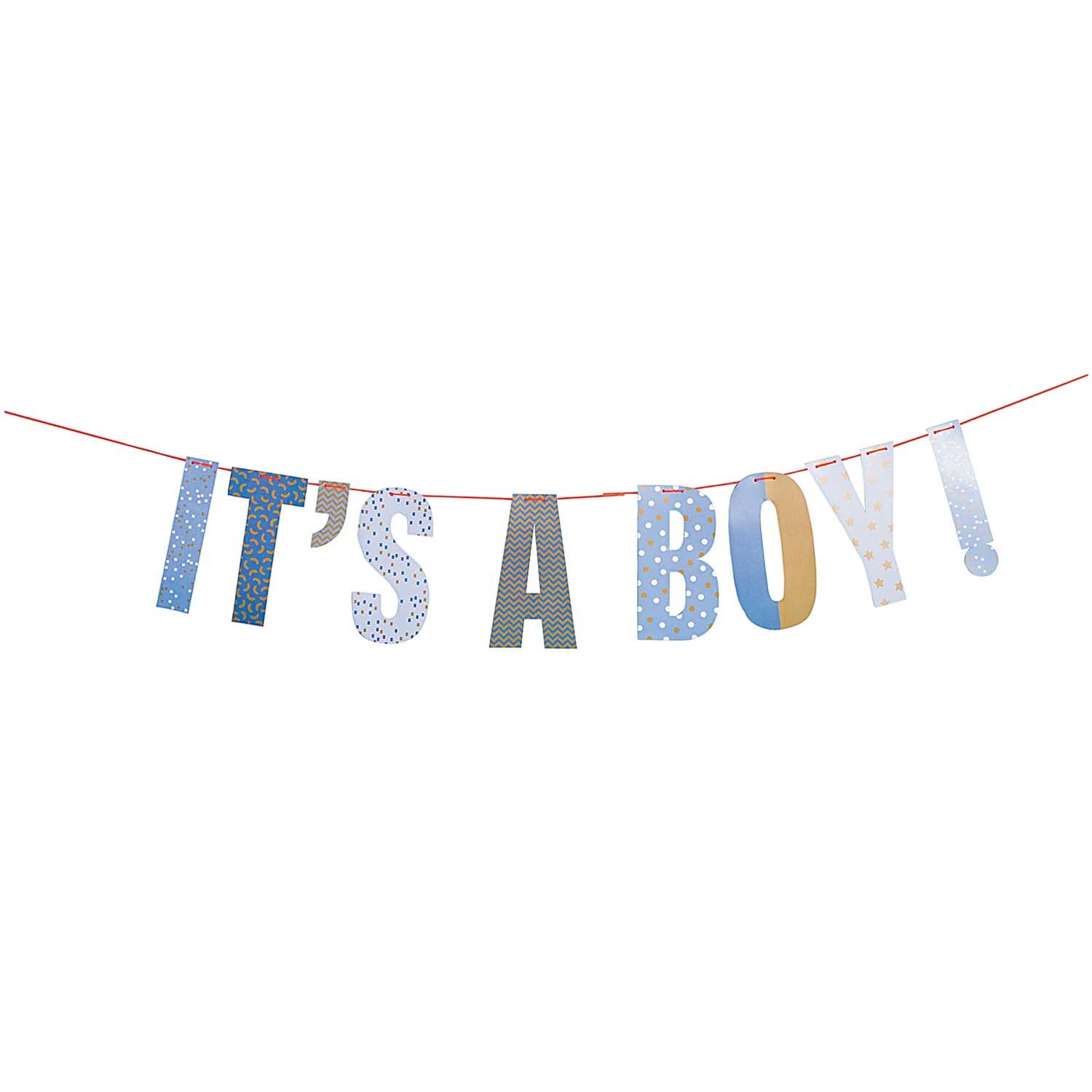 Girlande "It's a boy" von Rico Design, 3m lang, mit blauen Buchstaben auf rotem Band.