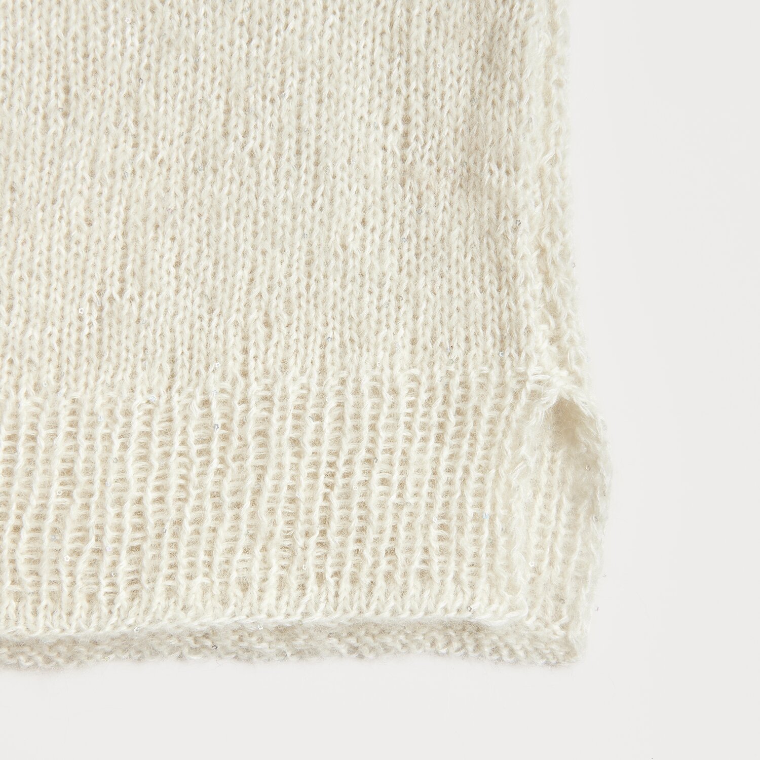 Luxury Alpaca Cotton Fusion 50g 190m Farbe Creme von Rico Design Luxury Alpaca Cotton Fusion zeigt eine cremefarbene Strickprobe mit feiner Textur, ideal für Herbstmode.