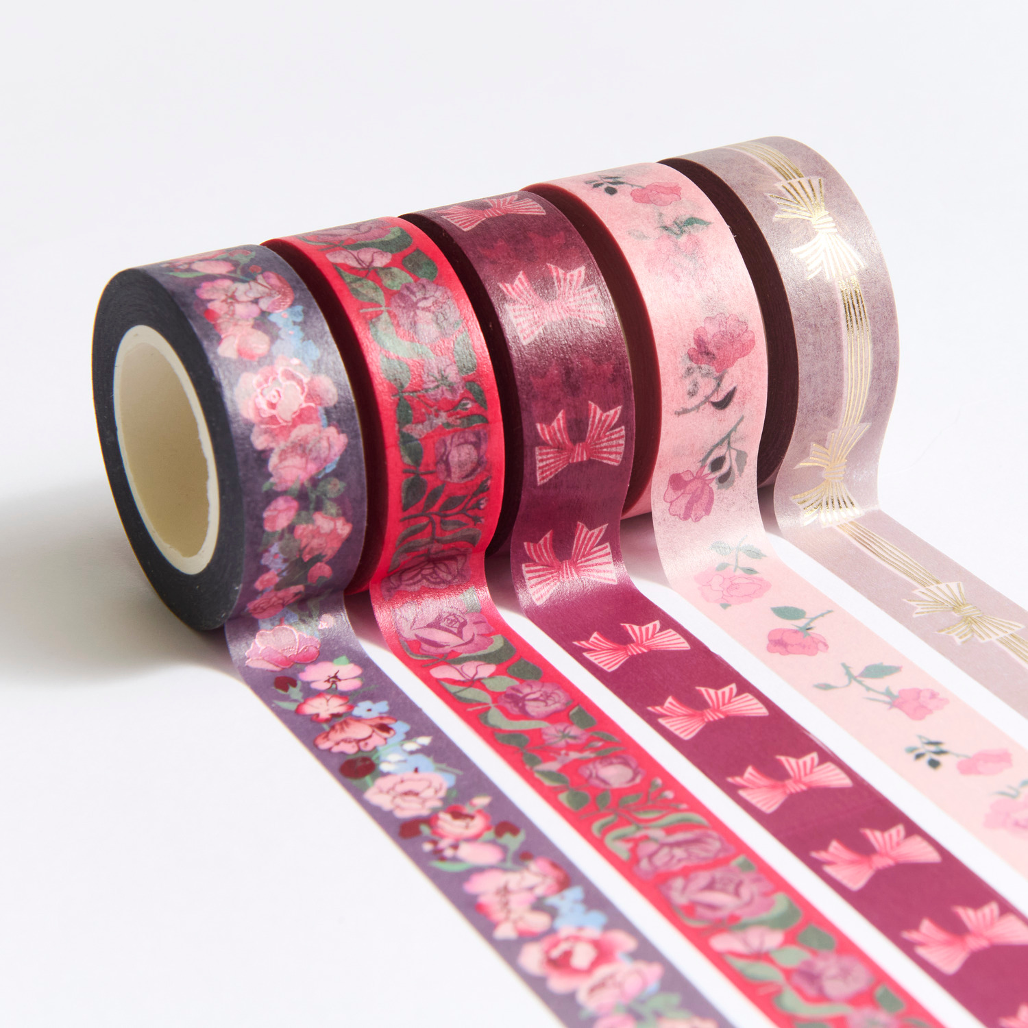 Paper Poetry Tape Set La Vie En Rose Pink/Rosa 5-teilig von Rico Design Paper Poetry Tape Set La Vie En Rose: Fünf dekorative Washi-Tapes in Rosa mit floralen Mustern von Rico Design. Ideal für kreative Projekte.
