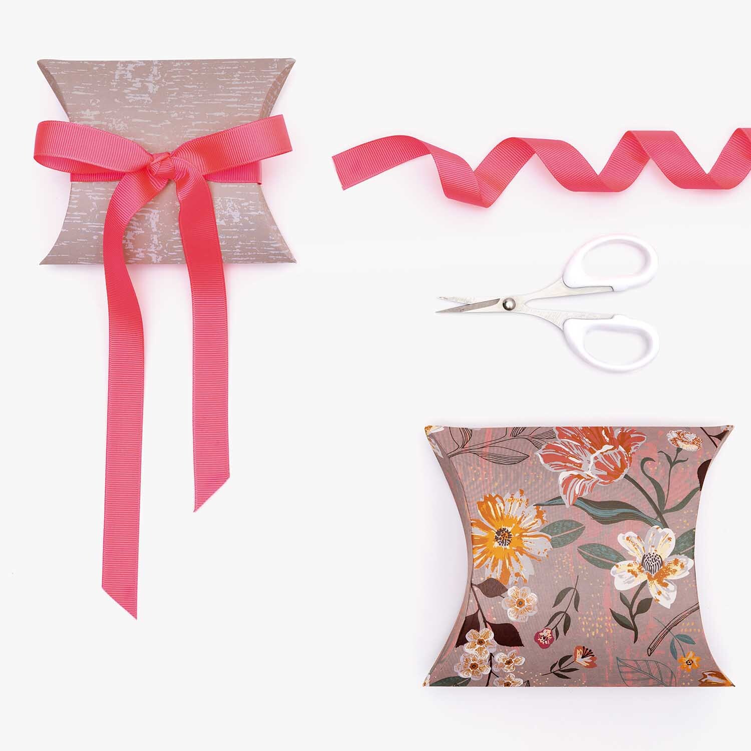 Paper Poetry Geschenkschachteln Blumen 6 Stück von Rico Design Paper Poetry Geschenkschachteln Blumen 6 Stück mit floralen Mustern, rosa Schleife und Schere. Ideal für stilvolle Geschenkverpackungen.