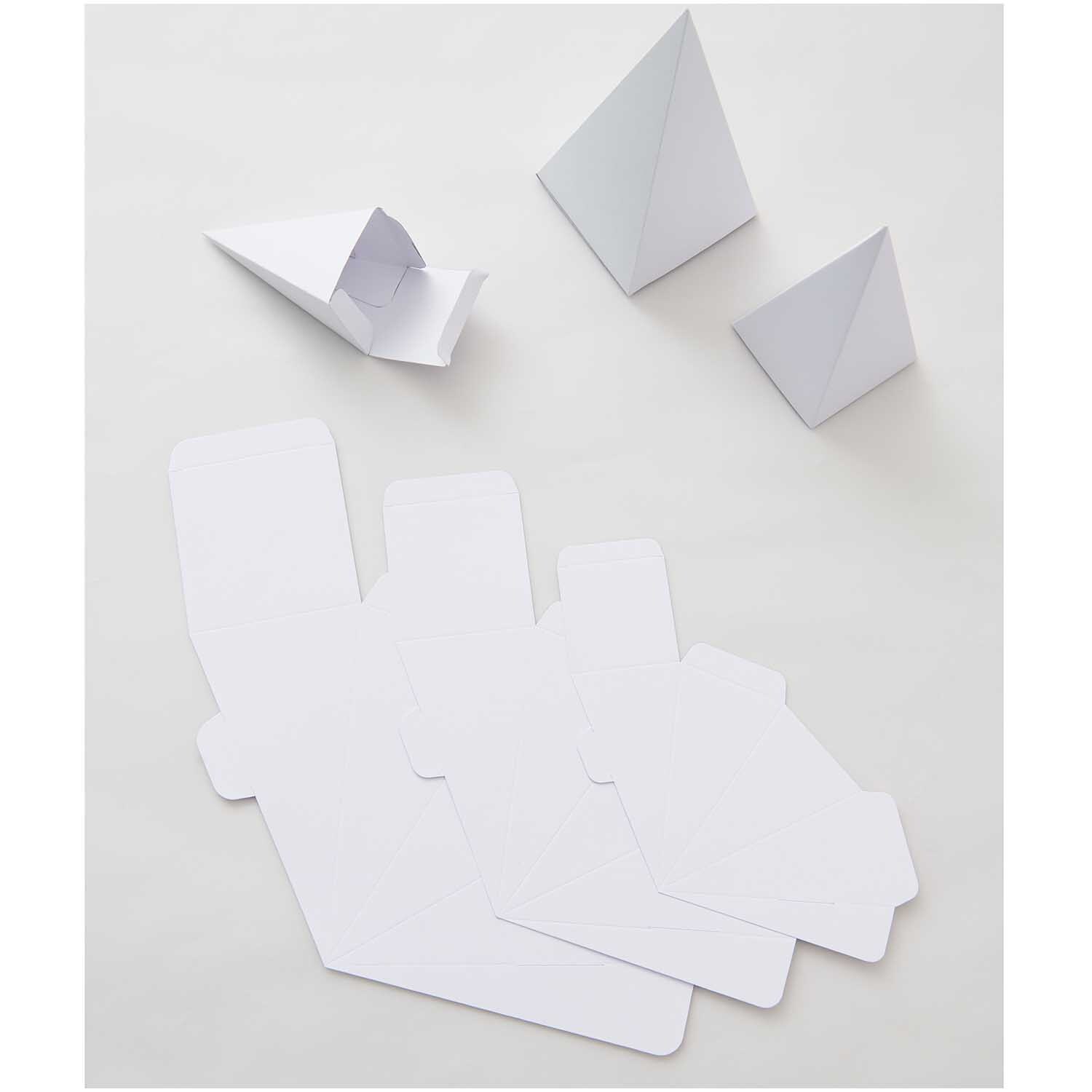 Paper Poetry Adventskalender Bäume 24 Stück von Rico Design. Weiße, faltbare Papierformen für kreative Adventskalendergestaltung.