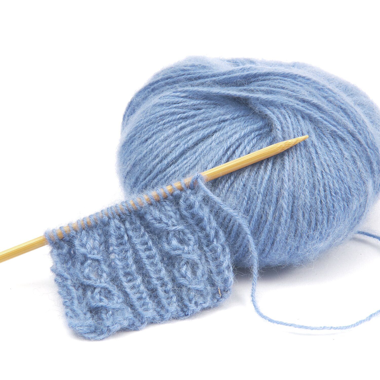Luxury Merino Alpaca Dream aran 50g 125m Farbe Taubenblau von Rico Design Weiches, hellblaues Wollknäuel mit Stricknadel und Strickstück. Perfekt für Handarbeitsprojekte. Marke: Unbekannt. Titel: Anwendungsbild. Ideal für kreative Strickideen.