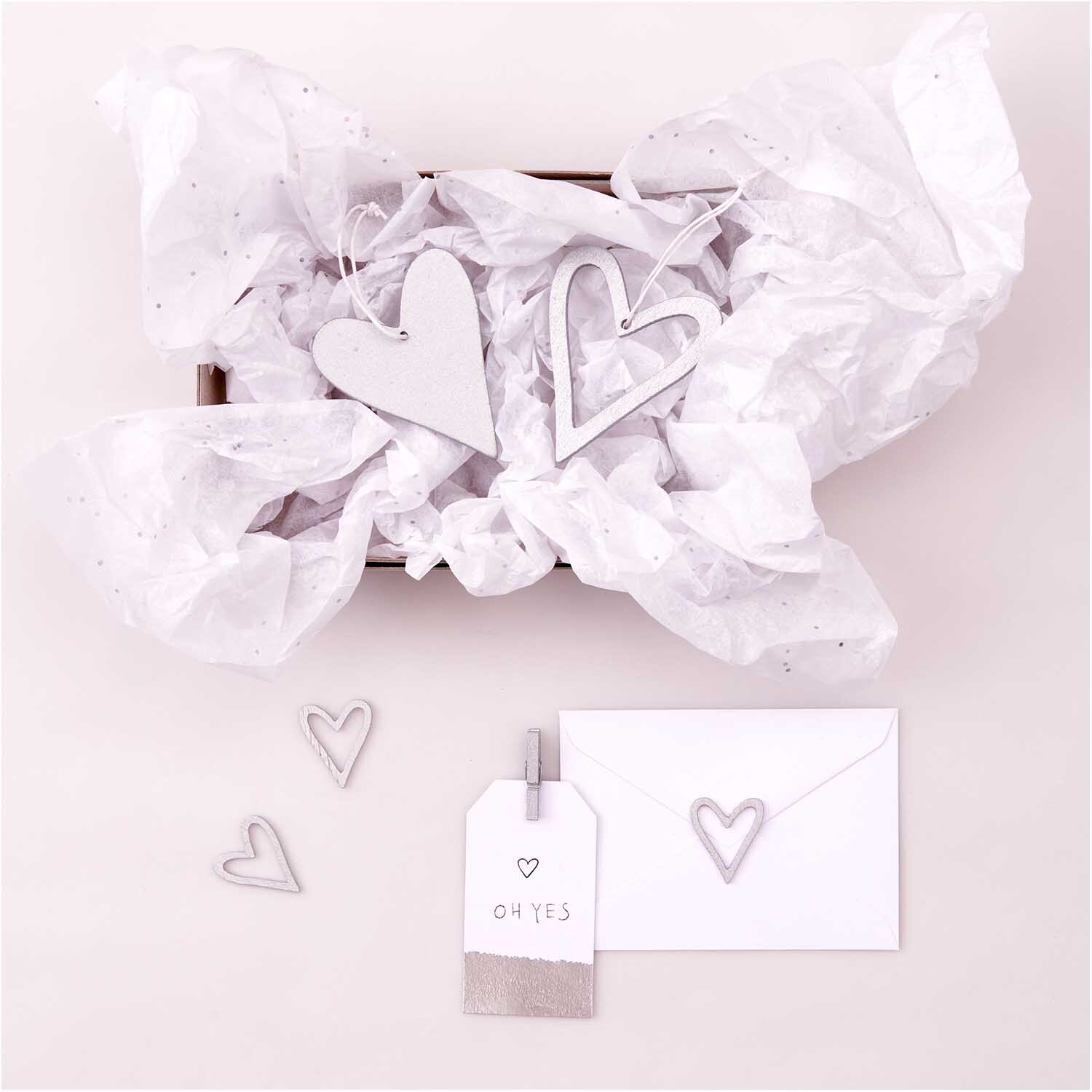 Holzstreu Herz offen 24 Stück Farbe Silber von Rico Design Holzstreu Herz offen 24 Stück: Silberne Herzdekorationen von Rico Design auf weißem Papier in einer Box.