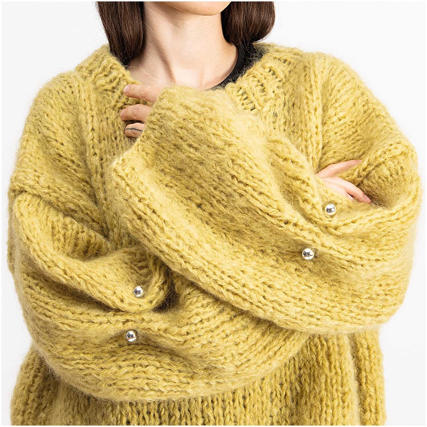 Zwei-Perlen-Pin 48mm 1 Stück Farbe Silber von Rico Design Zwei-Perlen-Pin 48mm 1 Stück: Frau in gelbem Strickpullover mit silbernen Perlen-Pins von Rico Design.
