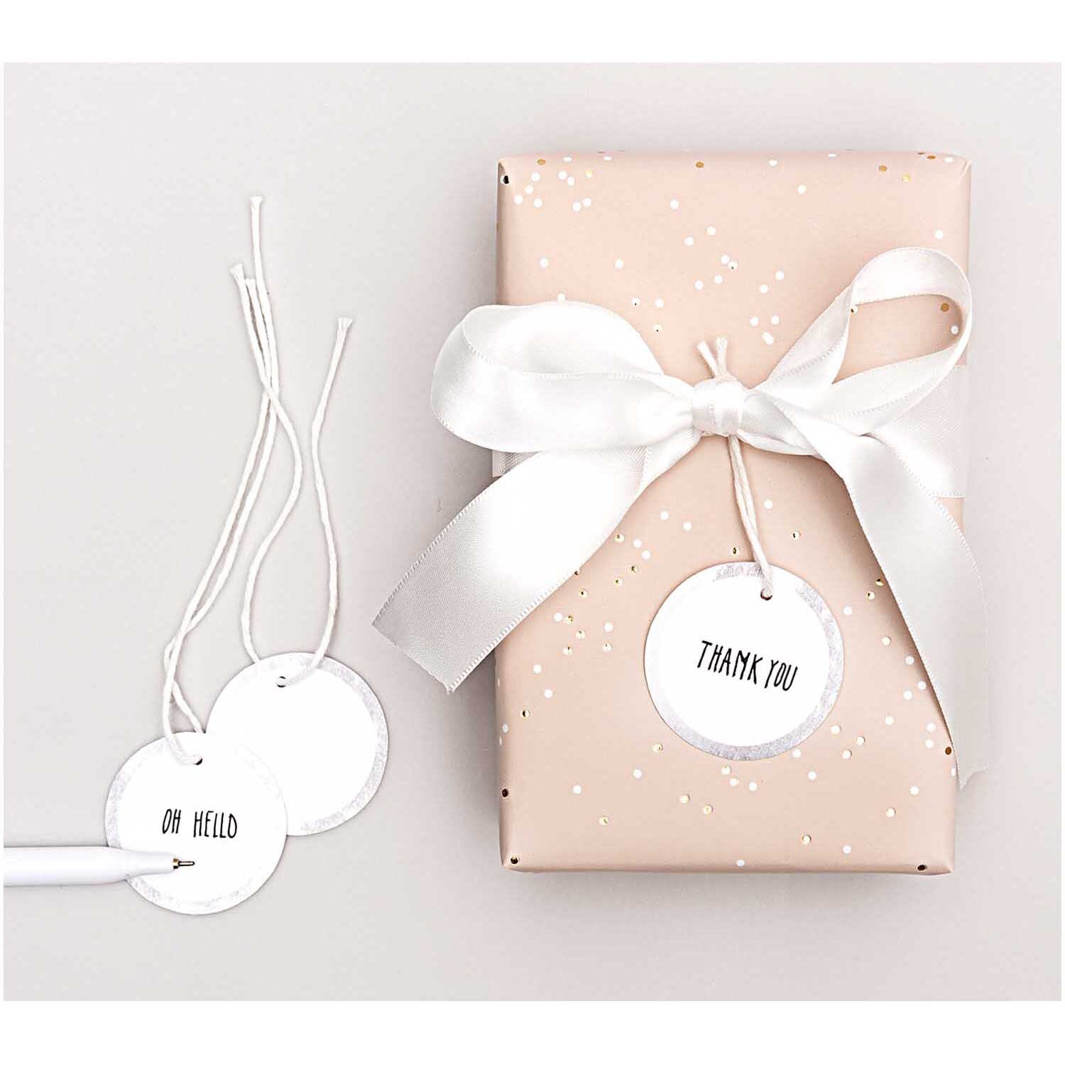 Paper Poetry Papieranhänger Kreise 4cm 24 Stück Farbe Weiß von Rico Design Paper Poetry Papieranhänger Kreise 4cm 24 Stück, dekorativ an Geschenk mit weißem Band.