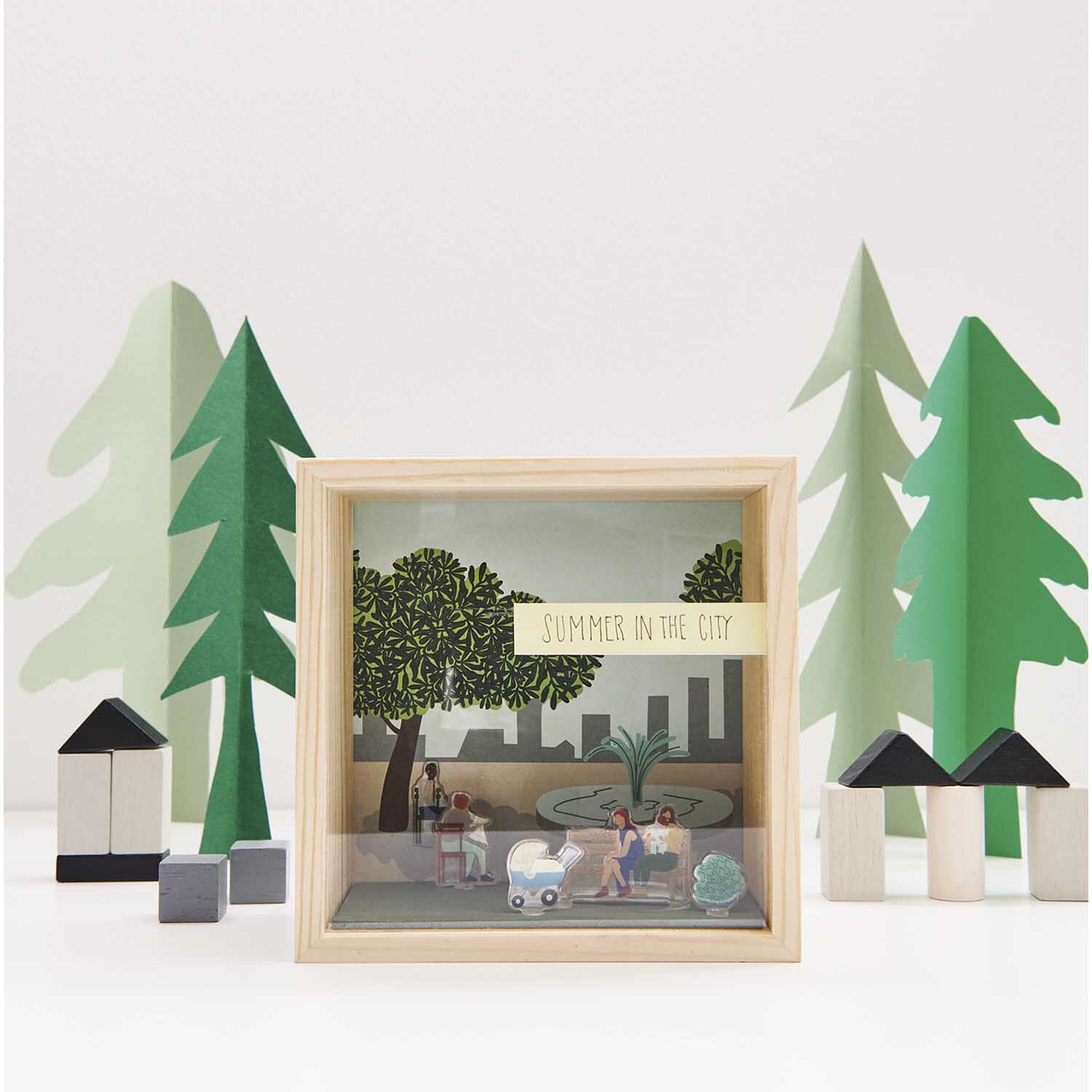 Figurico Gelsticker Parkbänke von Rico Design Figurico Gelsticker Parkbänke: Miniatur-Szene mit Bäumen und Figuren in einem Holzrahmen.