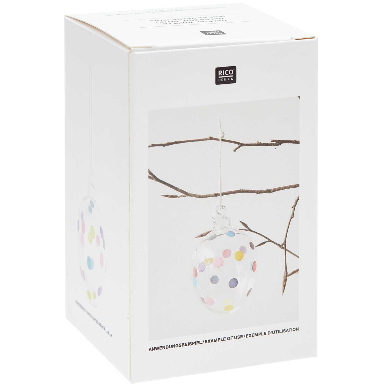 Glas Ei Punkte handbemalt Ø 6cm von Rico Design Glas Ei Punkte handbemalt Ø 6cm von Rico Design, dekoriert mit bunten Punkten, hängt an einem Ast. Verpackung zeigt das Design.