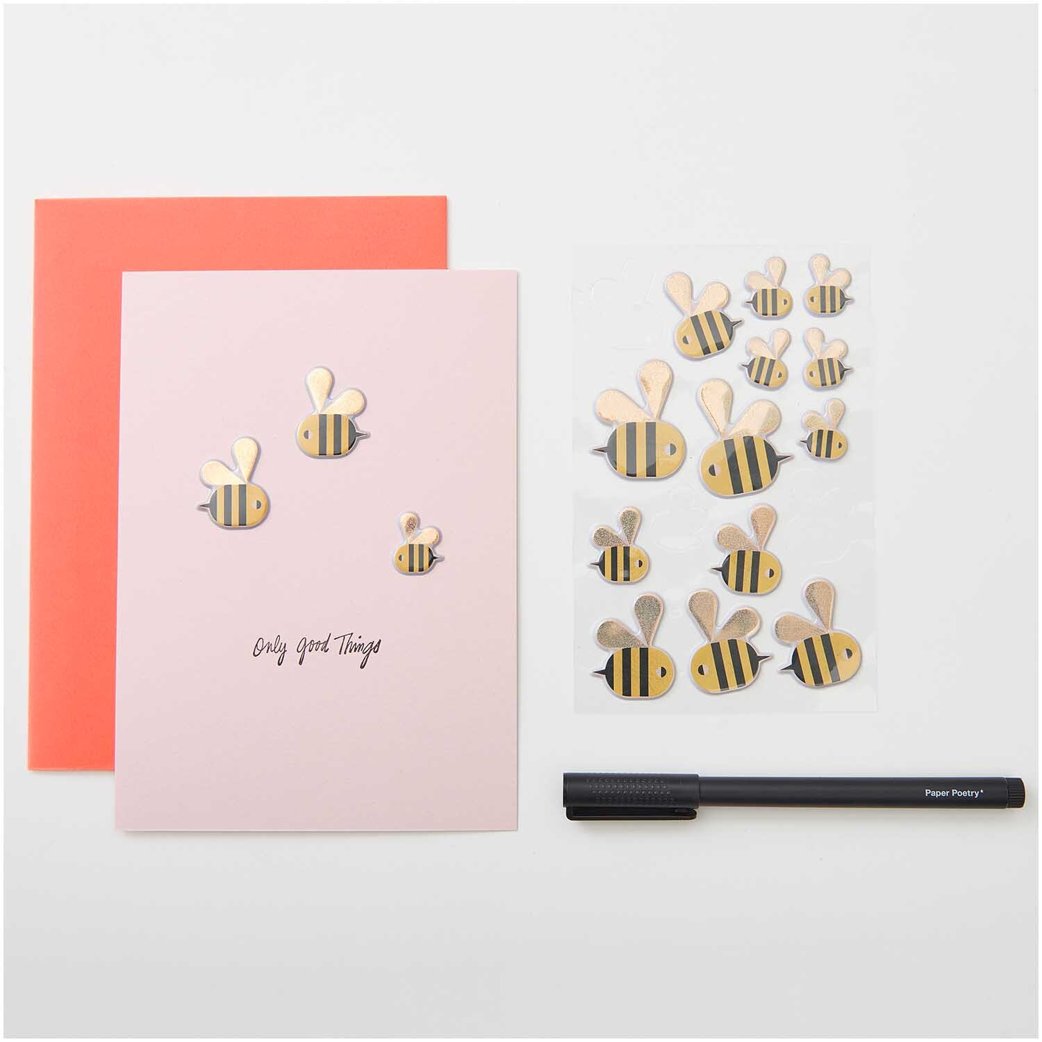 Paper Poetry 3D-Sticker Bienen 16 Stück von Rico Design Paper Poetry 3D-Sticker Bienen, 16 Stück, auf einem Tisch mit rosa und orangefarbenem Papier und einem schwarzen Stift von Rico Design.