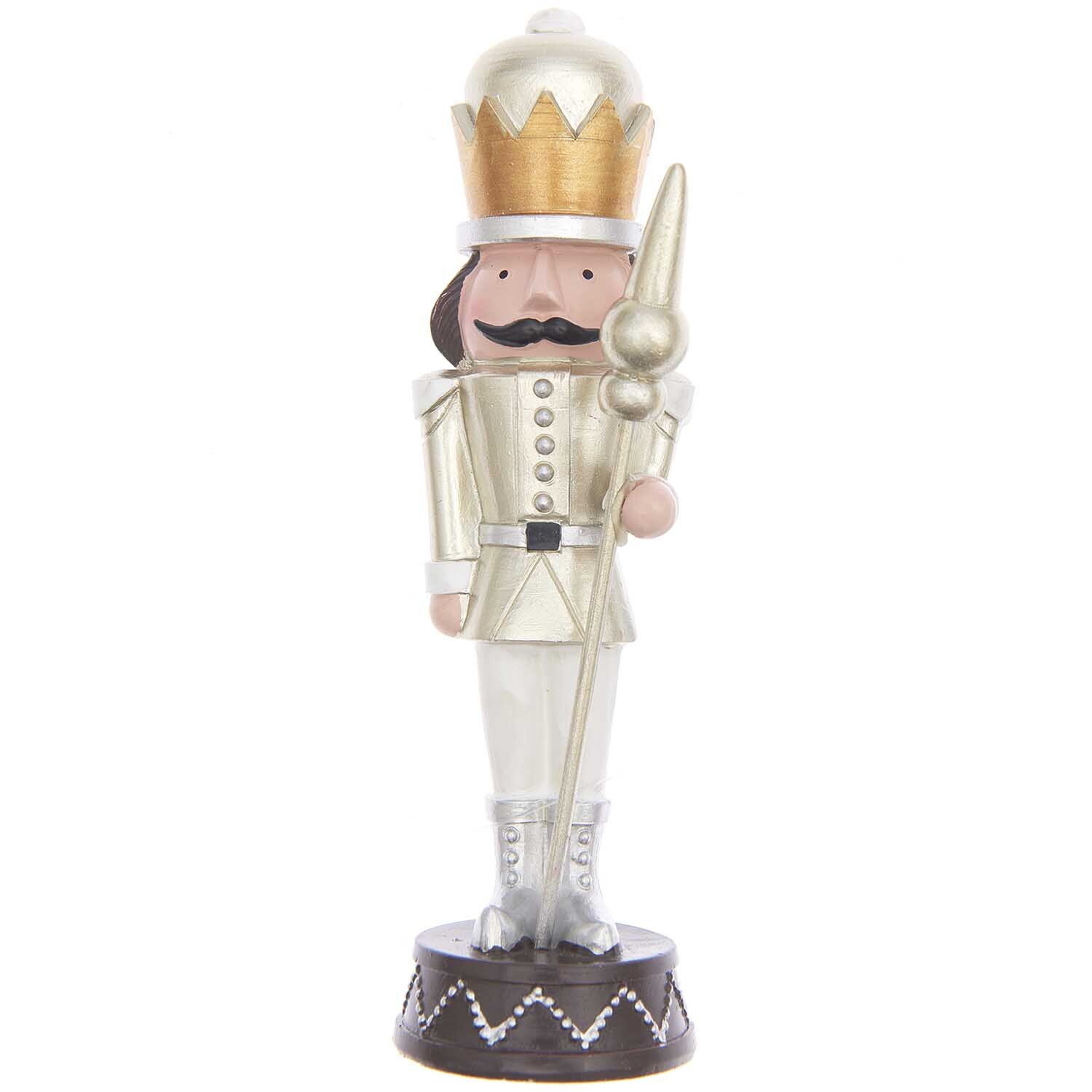 Polyresin Figur Nussknacker mit Stab 17cm: Ein goldener Nussknacker von Rico Design, der einen Stab hält.