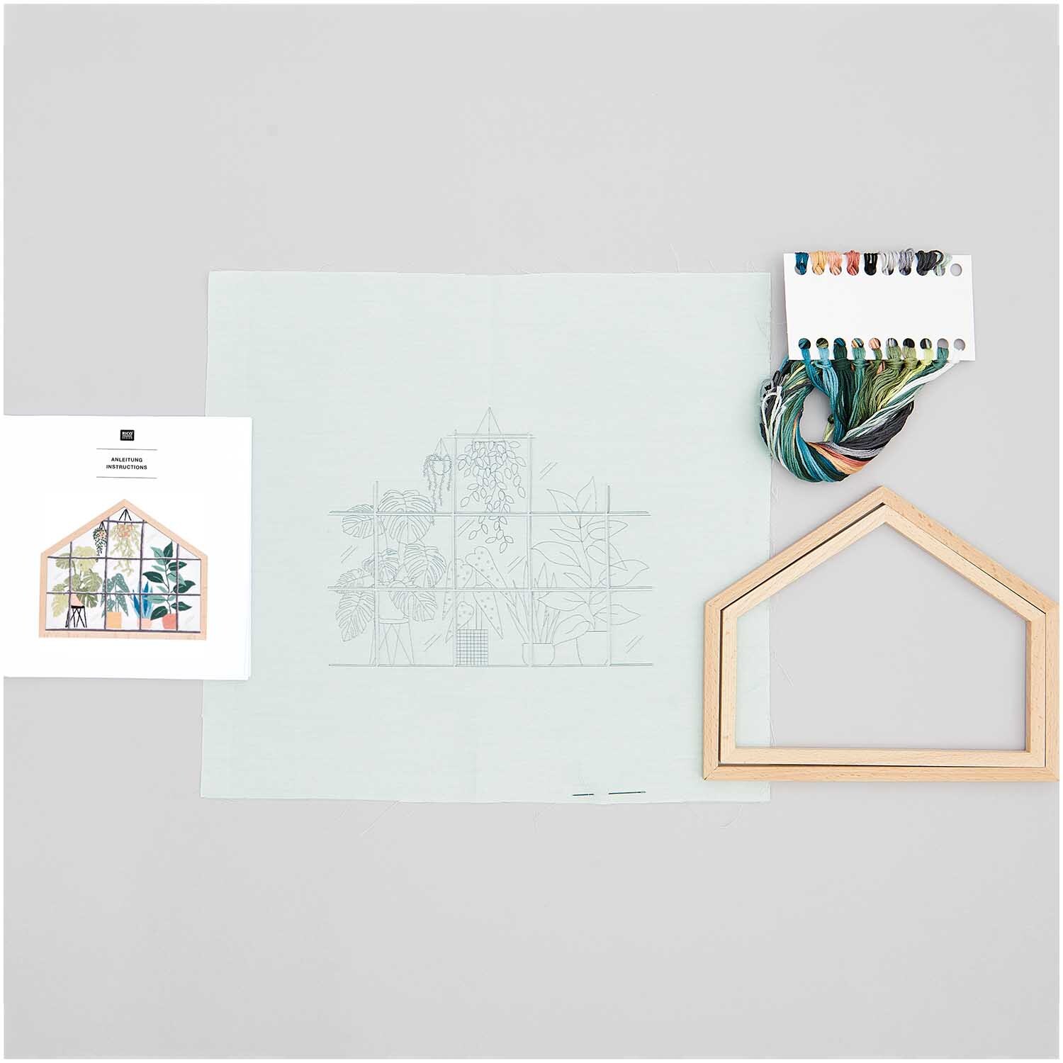 Stickpackung Urban Jungle klein vorgezeichnet mit Holzrahmen, Garn und Anleitung von Rico Design. Ideal für kreative Handarbeiten.