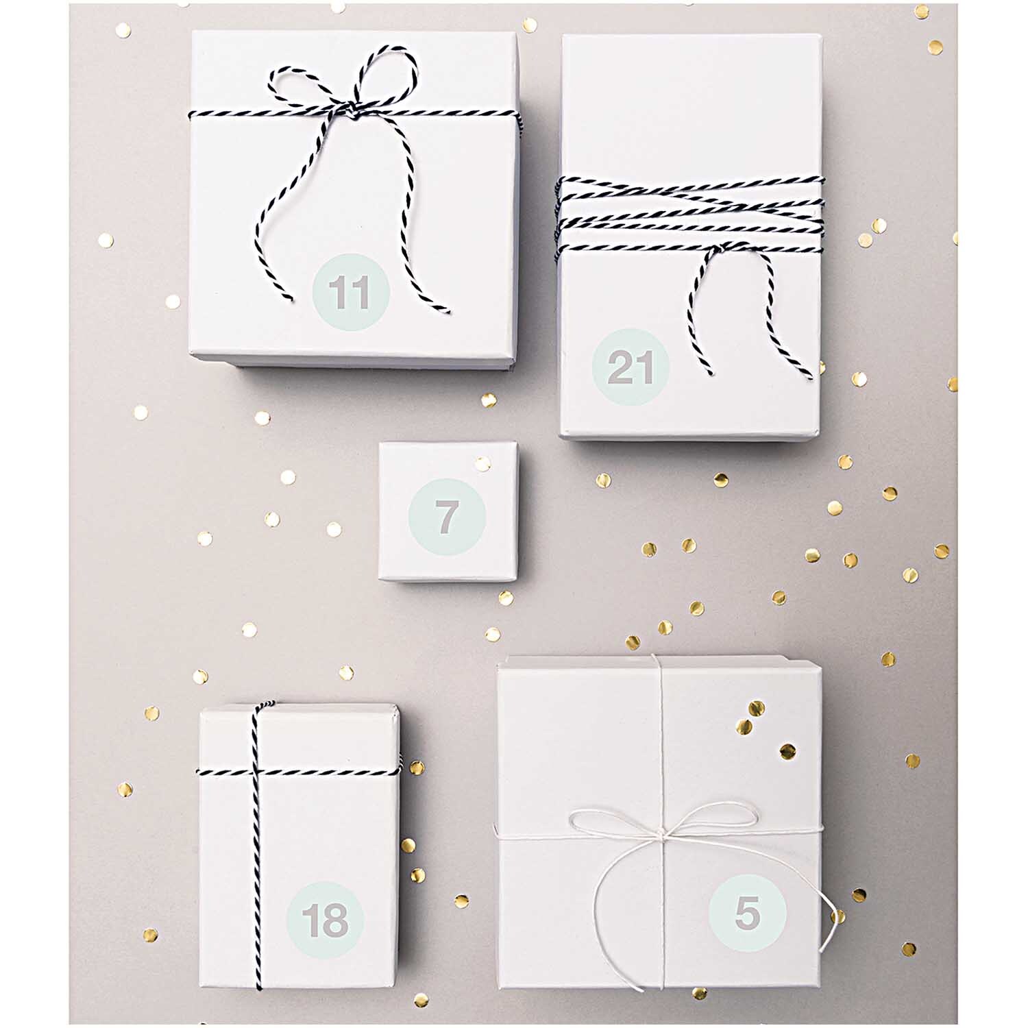 Paper Poetry Adventskalender Sticker Zahlen 1-24 auf Geschenkboxen mit goldenen Konfetti.