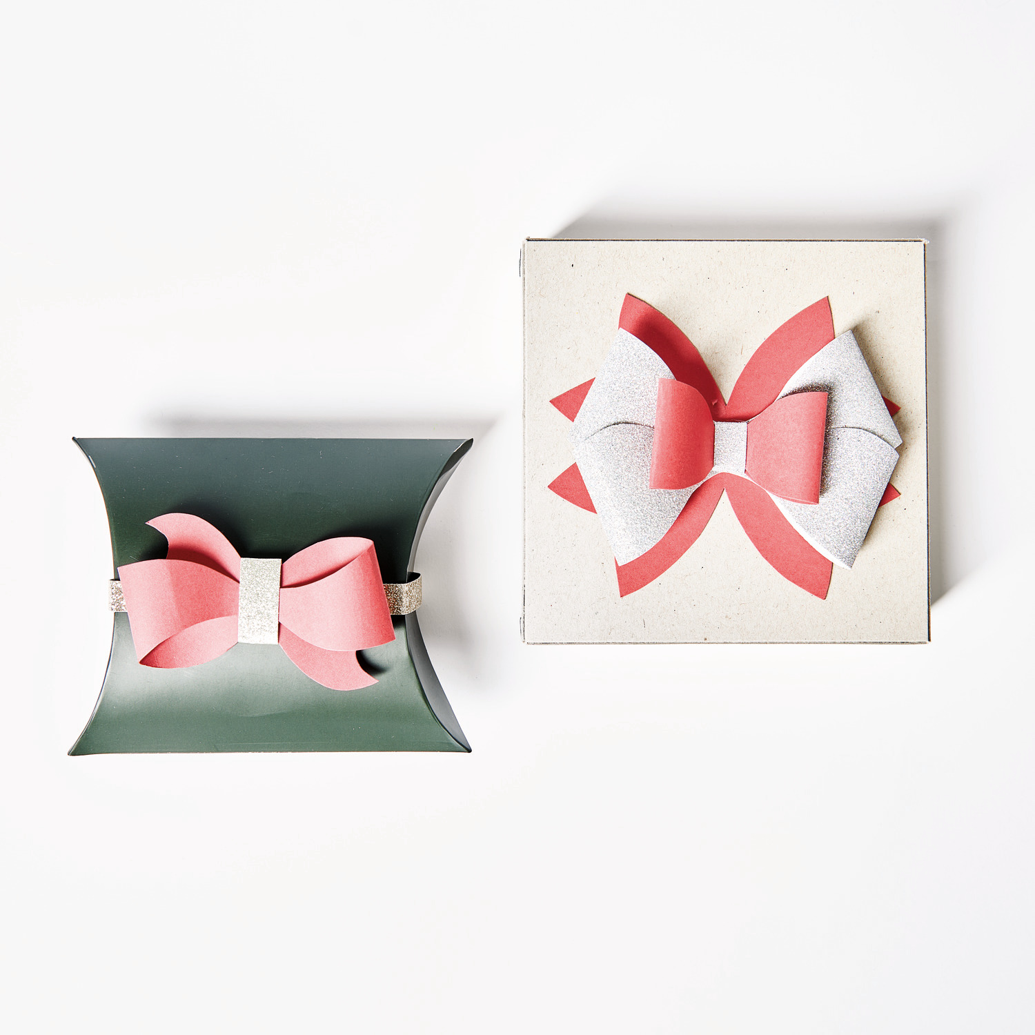 Paper Poetry bloc de papier de bricolage Put a Bow on it 12 feuilles from Rico Design Paper Poetry Bastelpapierblock Put a Bow on It zeigt zwei Geschenkboxen mit dekorativen Schleifen.