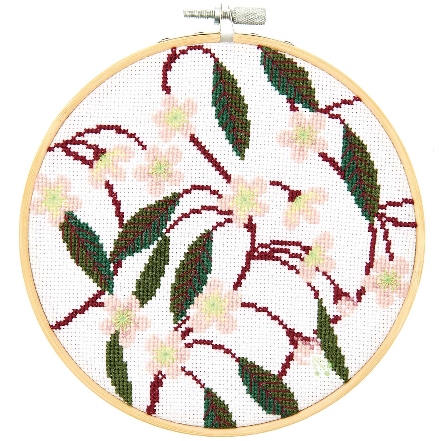 Stickpackung Bild Kirschblüten Ø15cm von Rico Design zeigt zarte Kirschblüten in Rosa und Grün auf weißem Hintergrund.