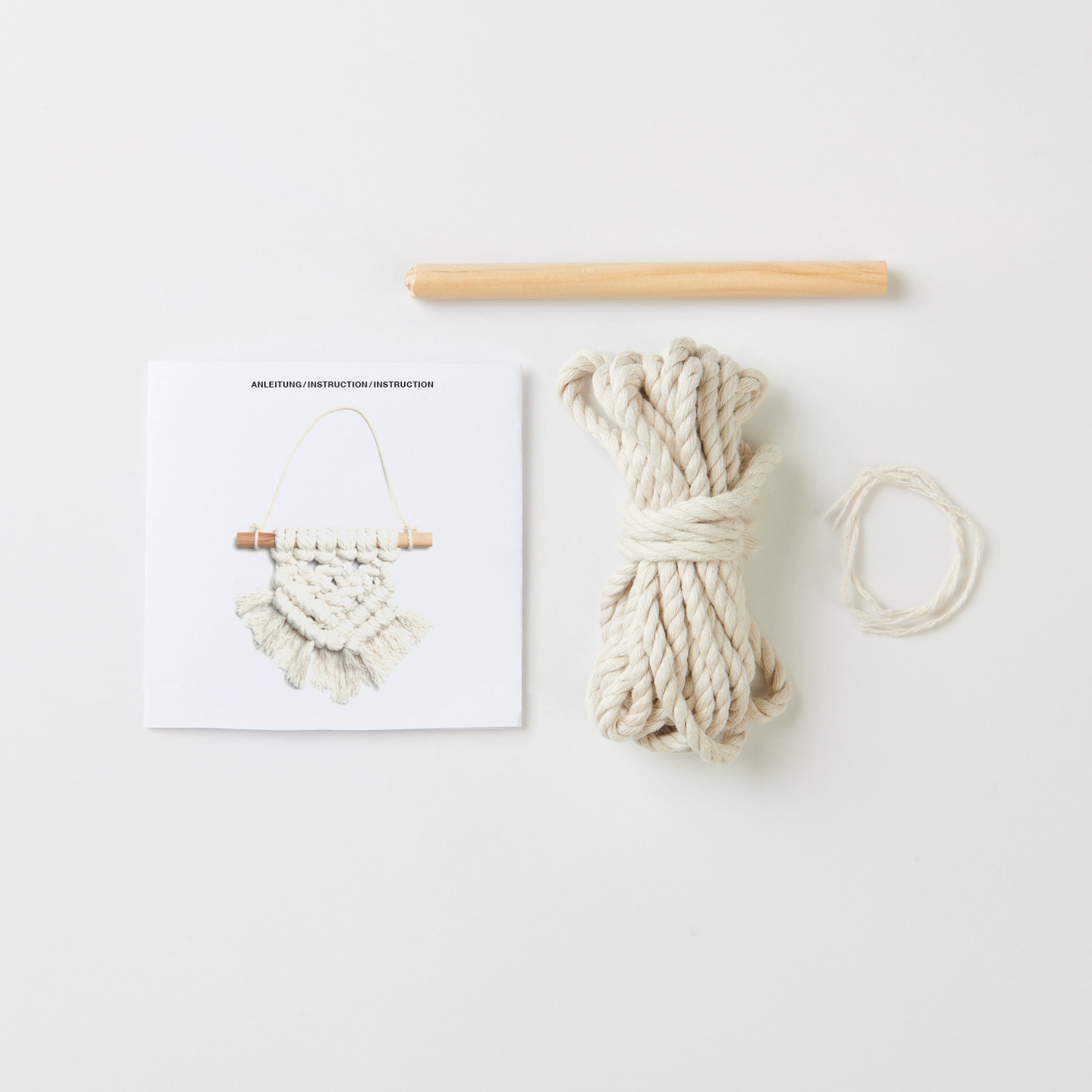 Macramé Set Tenture murale 13x13cm from Rico Design Makramee Set Wandbehang mit Anleitung, Seil und Holzstab von Rico Design auf weißem Hintergrund.