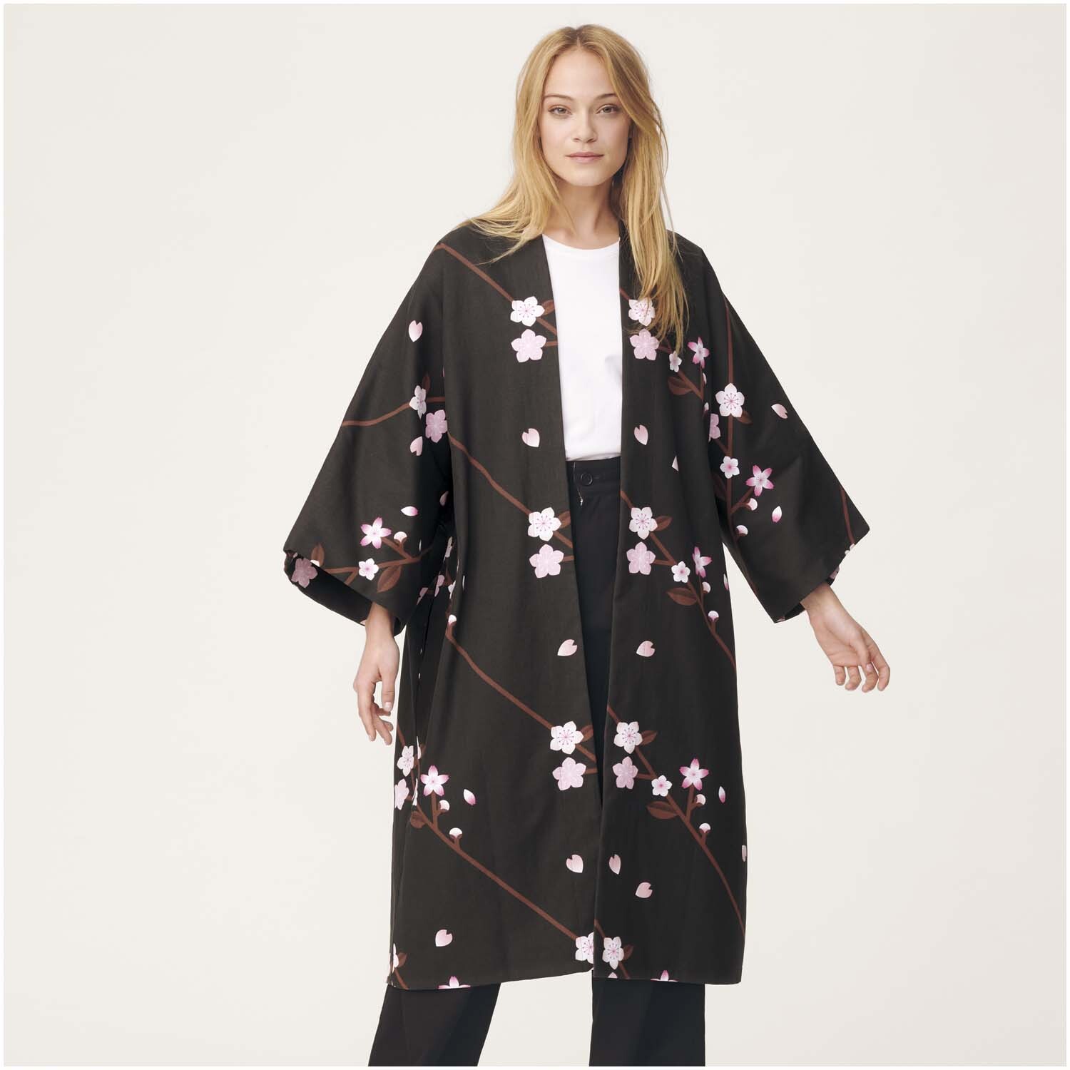 Stoffabschnitt Canvas Kirschblüten schwarz 50x140cm von Rico Design Stoffabschnitt Canvas Kirschblüten zeigt ein elegantes Kimono-Design mit zarten Blütenmotiven. Ideal für stilvolle Nähprojekte.