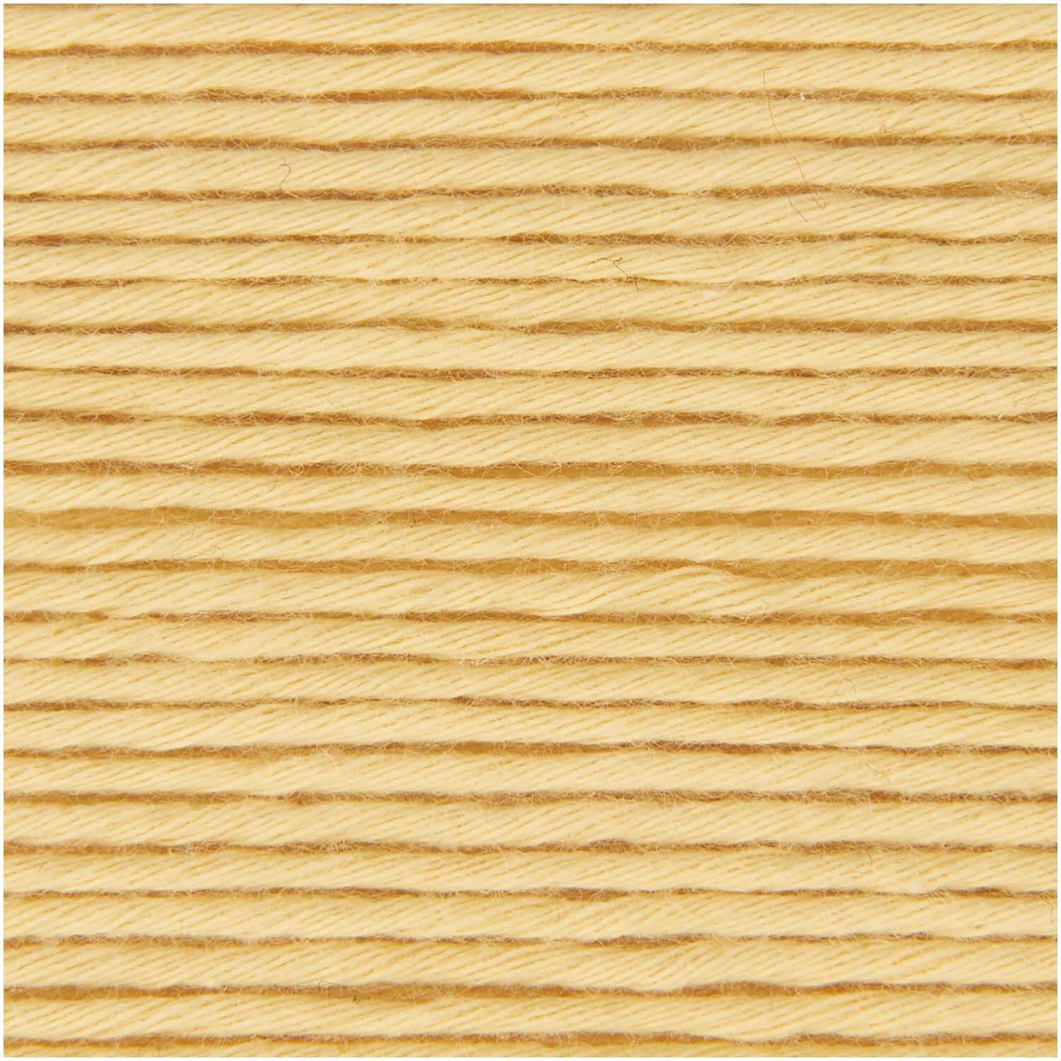 Essentials Organic Cotton dk 50g 105m Couleur Moutarde from Rico Design Essentials Organic Cotton dk von Rico Design in Senf. Nahaufnahme von weicher, senffarbener Baumwolle, ideal für Strickprojekte.