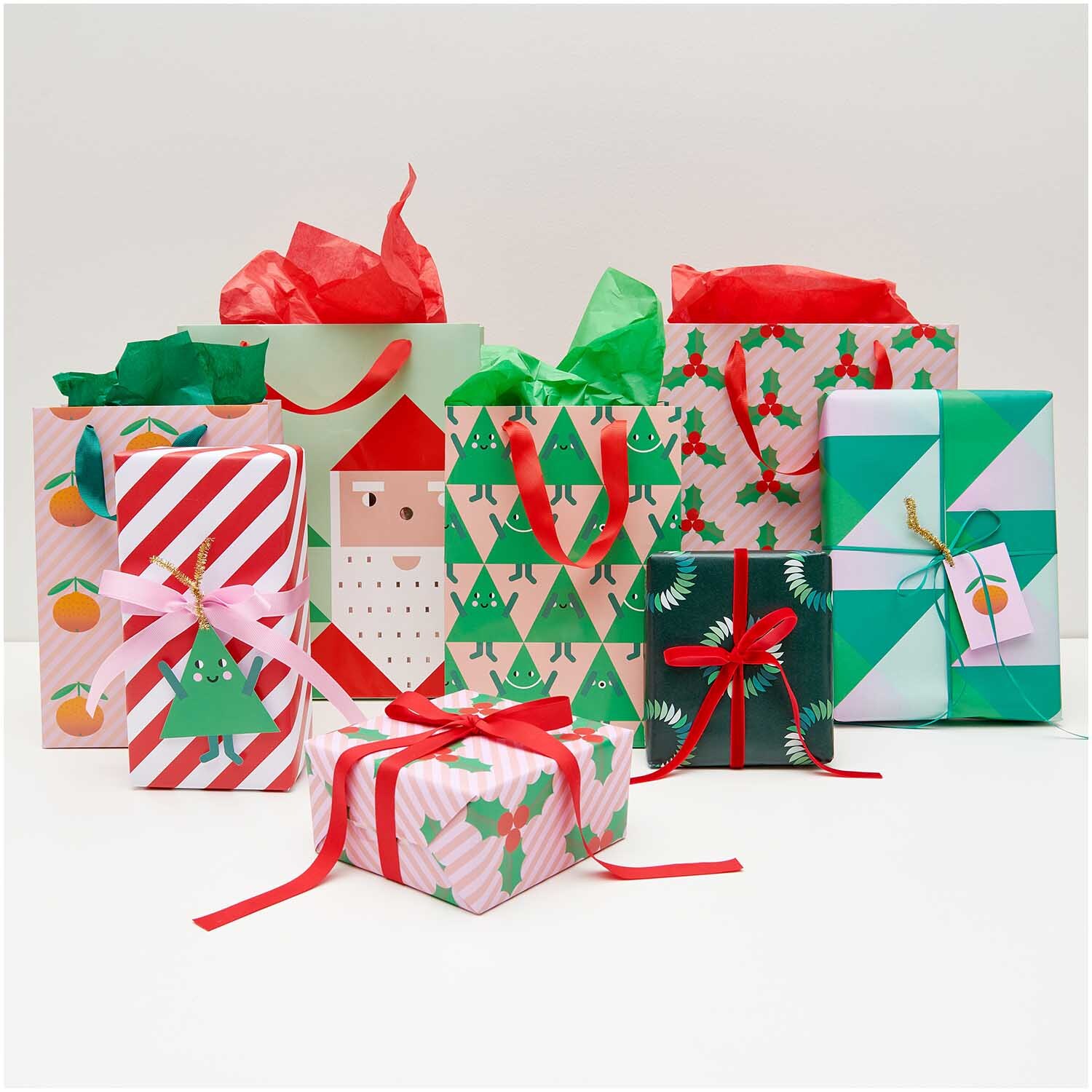 Paper Poetry Geschenktüte Weihnachtsmann 26x32x12cm von Rico Design Paper Poetry Geschenktüte Weihnachtsmann zeigt bunte Geschenke mit festlichen Mustern und Schleifen. Perfekt für weihnachtliche Anlässe.