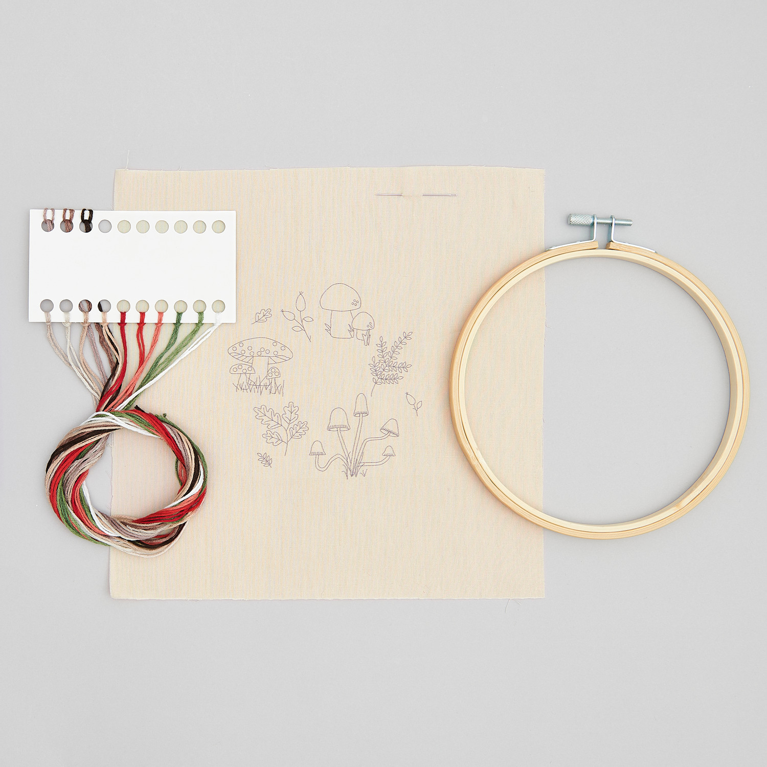Stickpackung Shrooom Pilzkranz vorgezeichnet Ø15cm von Rico Design Stickpackung Shrooom Pilzkranz mit Stickrahmen, Garn und vorgezeichnetem Stoff von Rico Design.