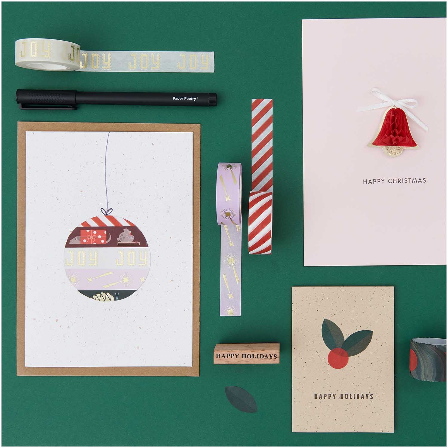 Paper Poetry Kartenset offwhite B6/B6 20-teilig von Rico Design Paper Poetry Kartenset offwhite B6/B6, 20-teilig, mit weihnachtlichen Karten und Dekorationen auf grünem Hintergrund.