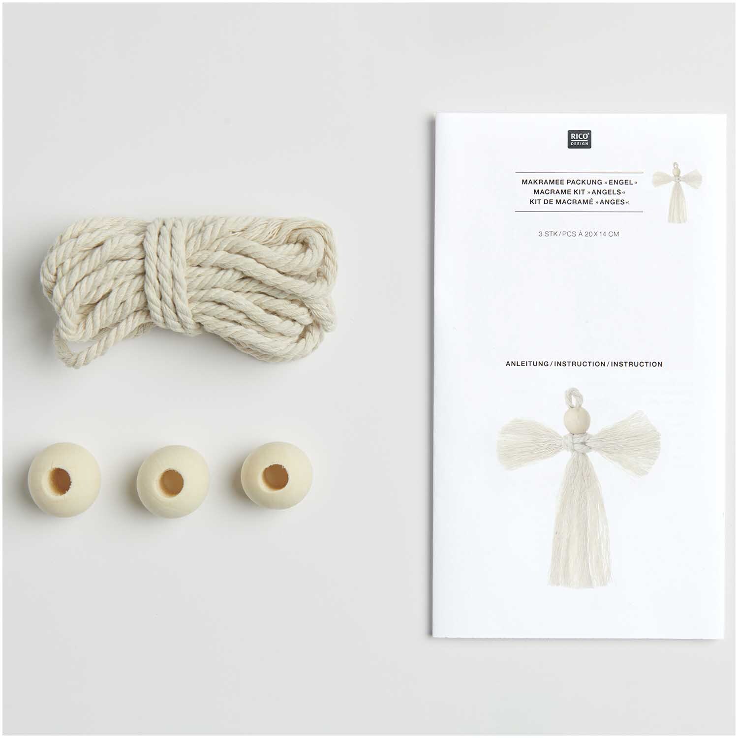 Set macramé ange 3 pièces 15x13xm from Rico Design Makramee Set Engel 3 Stück 15x13cm von Rico Design mit Schnur, Holzperlen und Anleitung auf hellem Hintergrund.