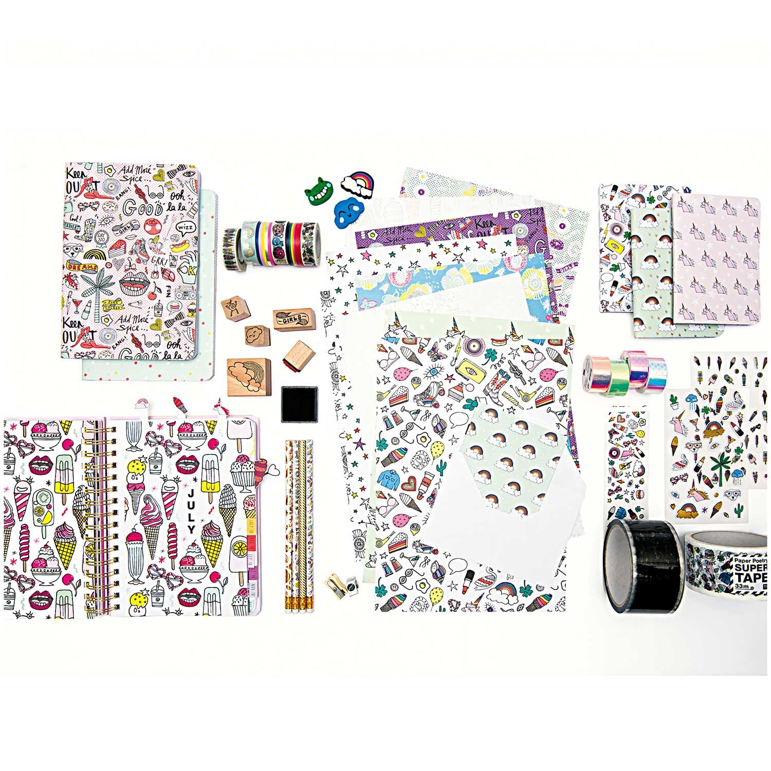 Paper Poetry Anspitzer silber von Rico Design Paper Poetry Anspitzer in silber von Rico Design, umgeben von buntem Schreibwaren-Set mit Notizbüchern, Washi-Tapes und Linealen.