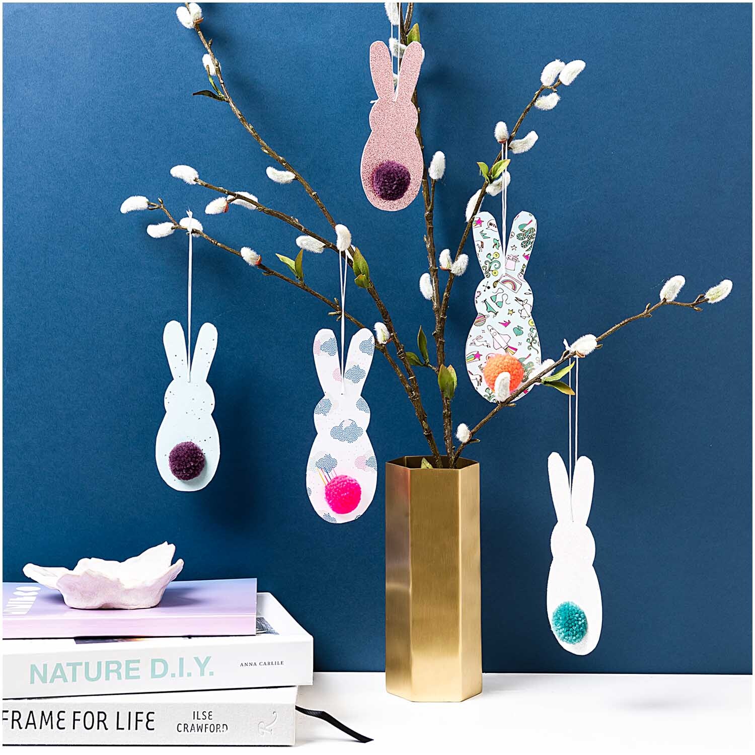 Paper Poetry Motivpapier Block Wonderland 30 Blatt von Rico Design Paper Poetry Motivpapier Block Wonderland 30 Blatt zeigt bunte Häschen-Anhänger an Zweigen in einer Vase. Perfekt für kreative Dekorationen.