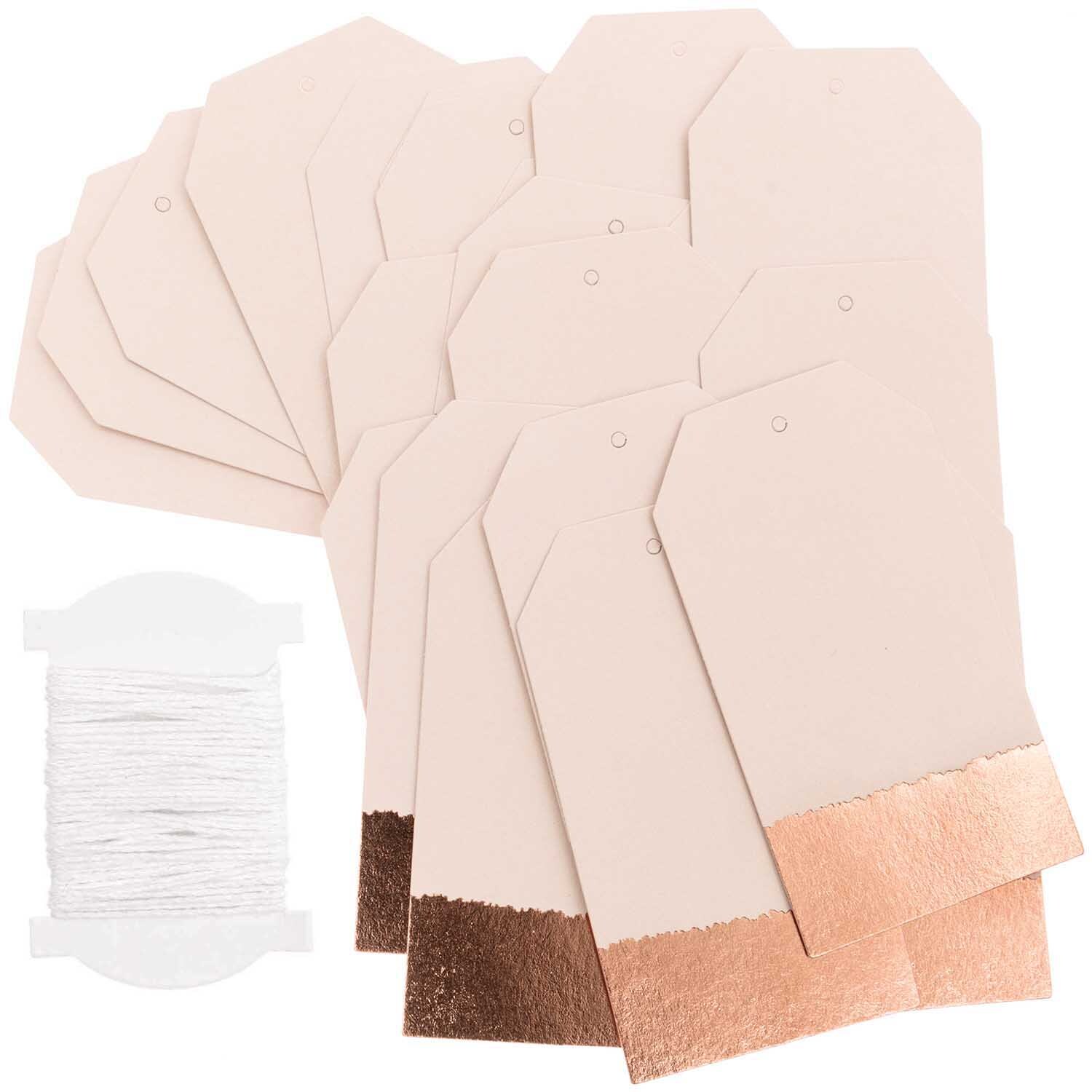 Paper Poetry Papieranhänger 4,5x8cm 24 Stück Farbe Weiß-Roségold von Rico Design Paper Poetry Papieranhänger in Weiß-Roségold, 24 Stück, mit Faden, ideal für Geschenke und Dekorationen.