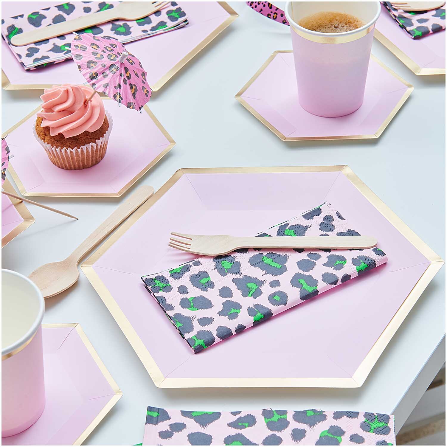 Servietten Acid Leo rosa-grün 33x33cm 20 Stück von Rico Design Servietten Acid Leo rosa-grün 33x33cm 20 Stück auf rosa Tisch mit Geschirr und Cupcake.