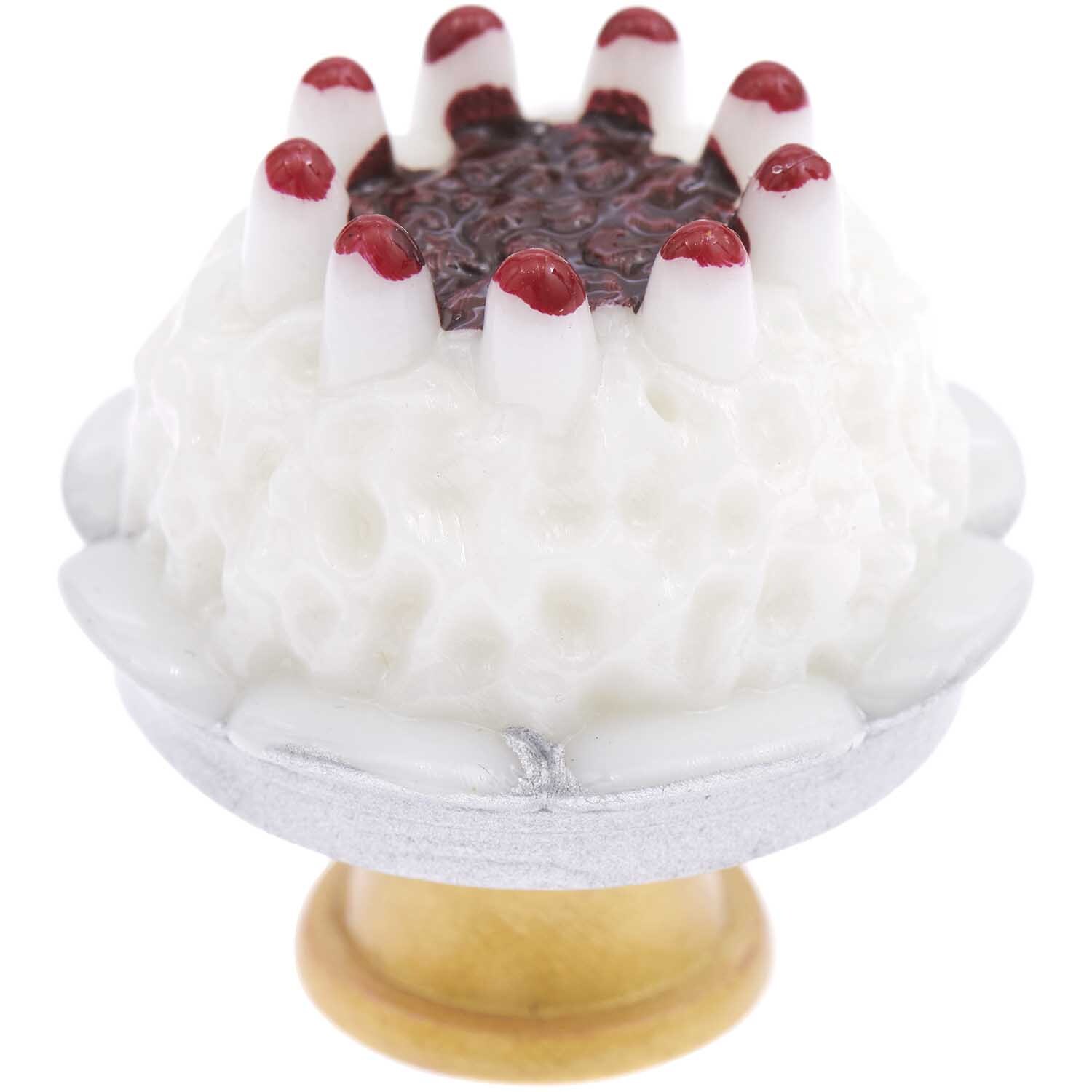 Miniatur Torte auf einem Holzständer mit Sahne und Kirschen dekoriert, von Rico Design.