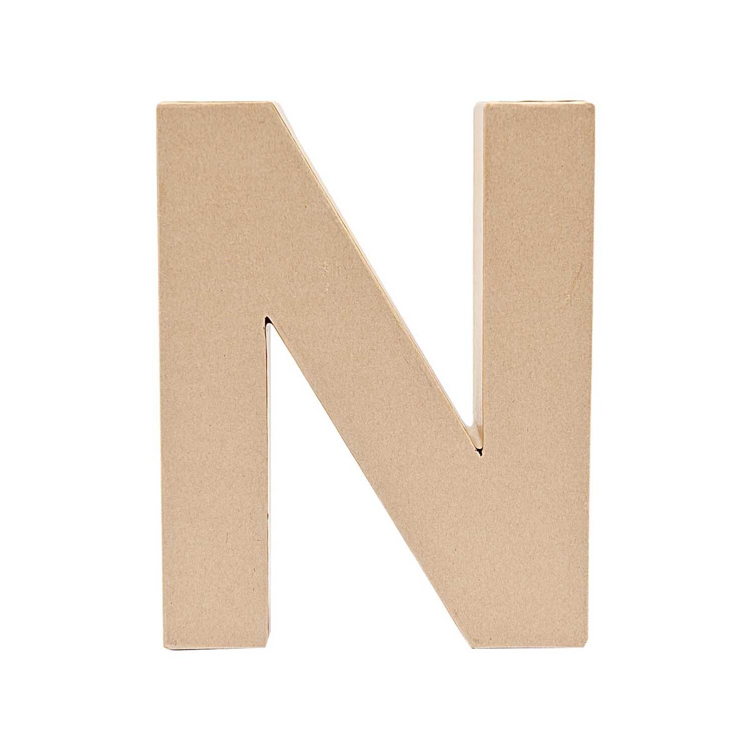 3D Papp-Buchstaben stehend: Ein großer, neutralfarbener Buchstabe "N" von Rico Design aus Pappe.